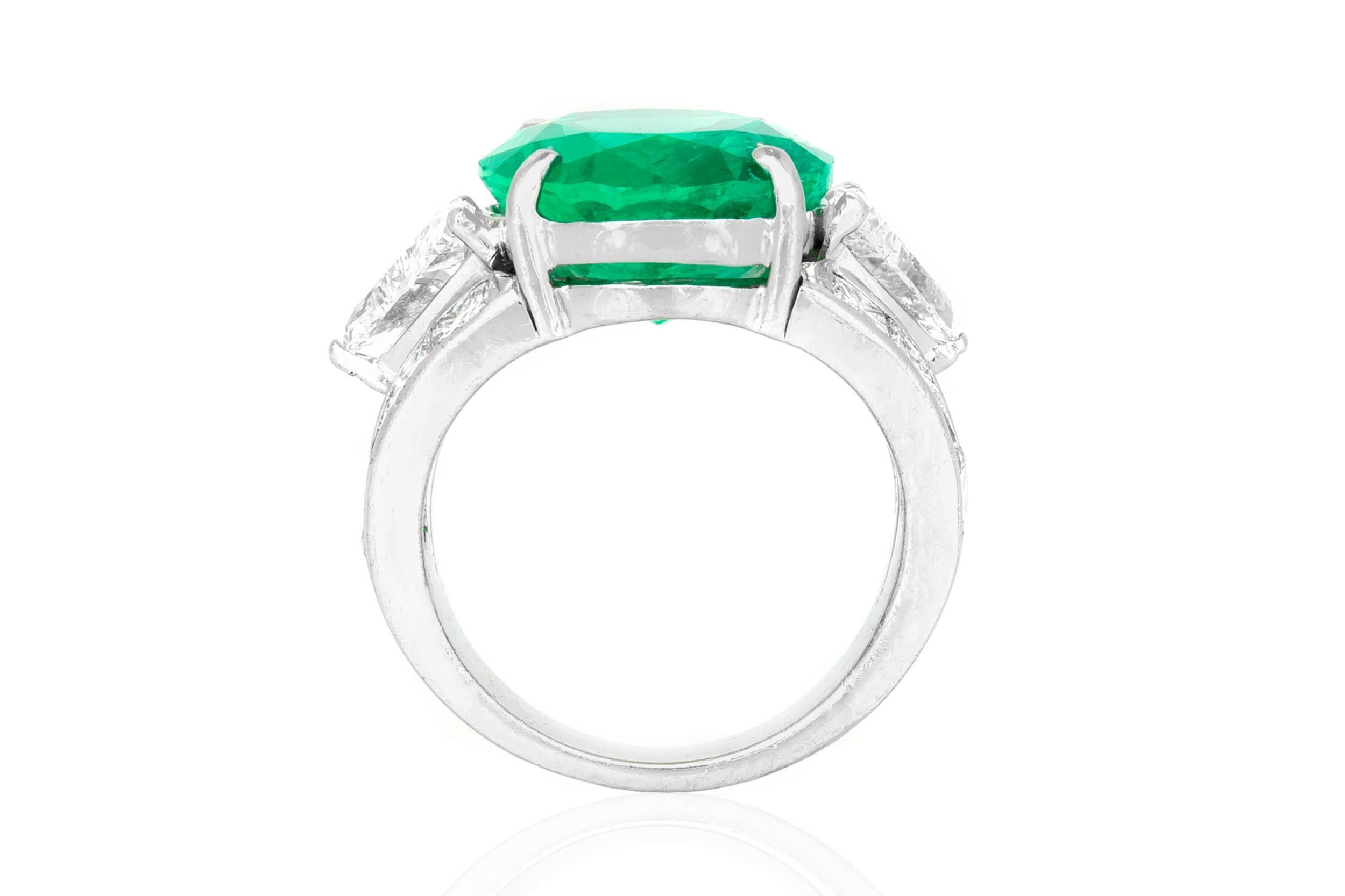 Vintage 1950er Jahre 10,08 Karat kolumbianischer Smaragdring mit Diamanten im Ovalschliff im Ovalschliff Damen im Angebot