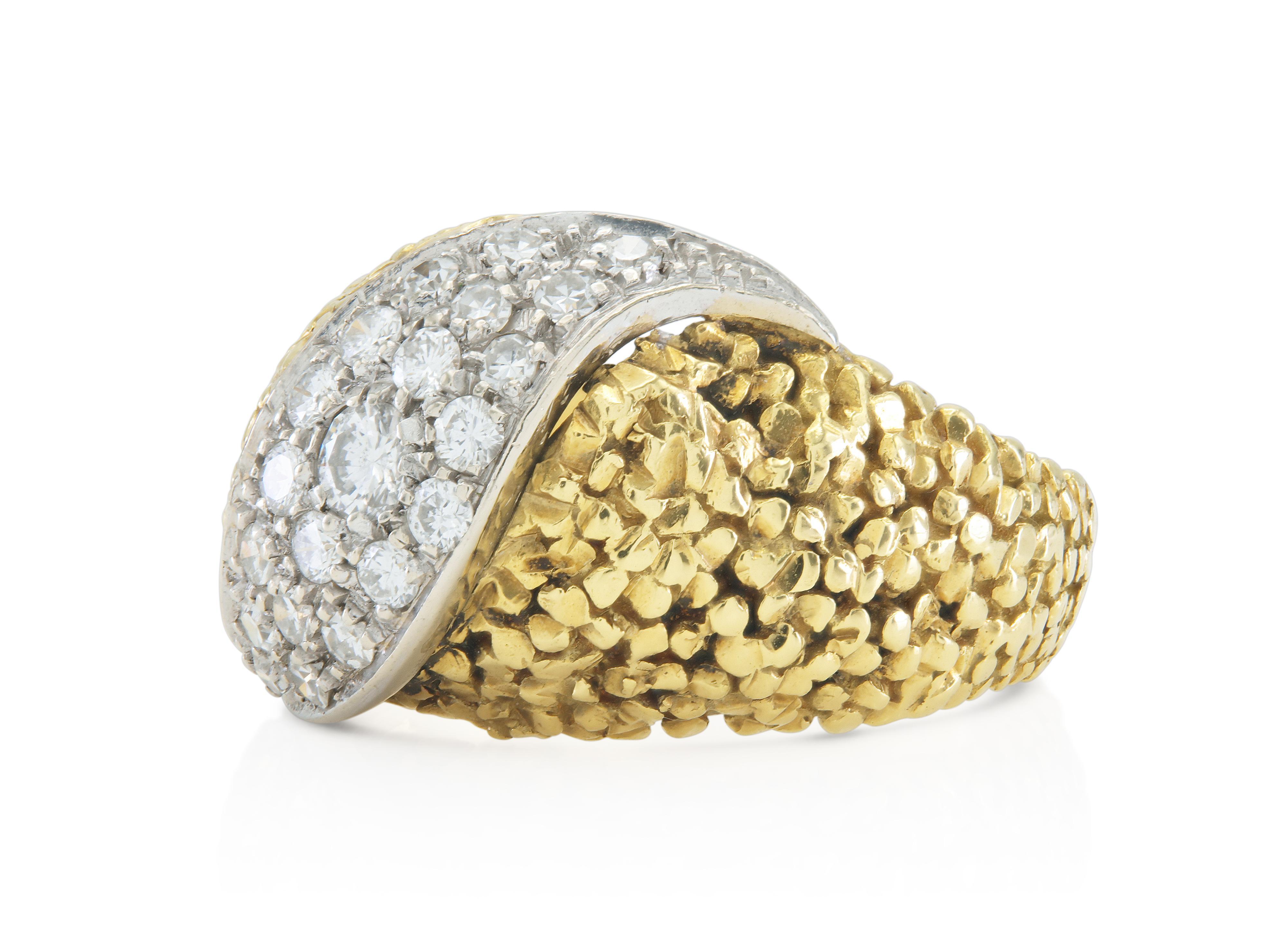 Finamente elaborada en oro amarillo y blanco de 18 quilates, con diamantes redondos brillantes y talla única de un peso total aproximado de 1,10 quilates.
Alrededor de 1950
Talla 4 3/4, redimensionable