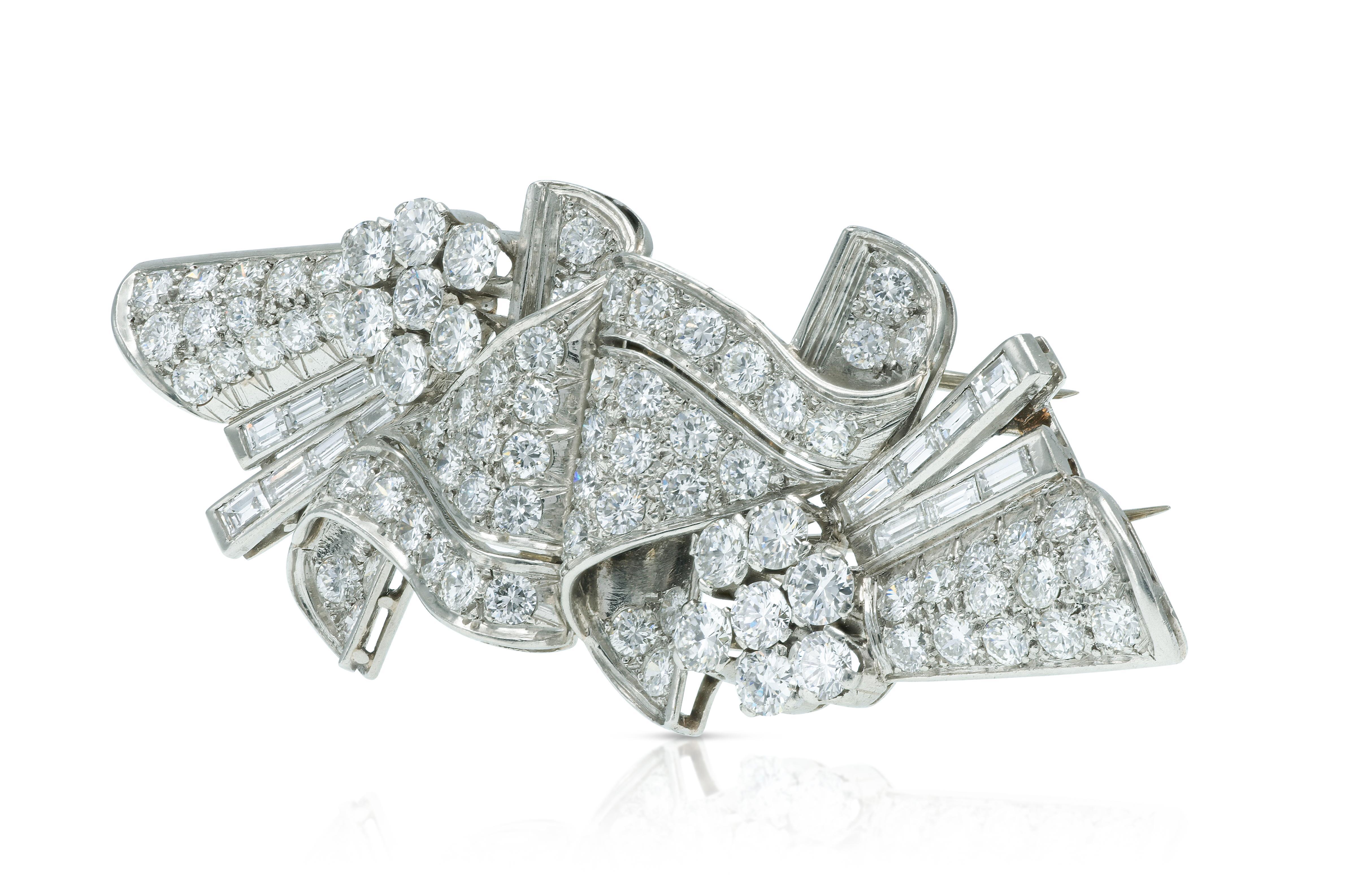 Finement réalisée en platine avec des diamants ronds de taille Brilliante et Baguette pesant au total environ 12.00 carats.
La broche se sépare en deux petits clips.
Circa 1950s
Broche 1 1/8 x 3 pouces
Clip individuel 1 1/8 x 1 1/2 pouces