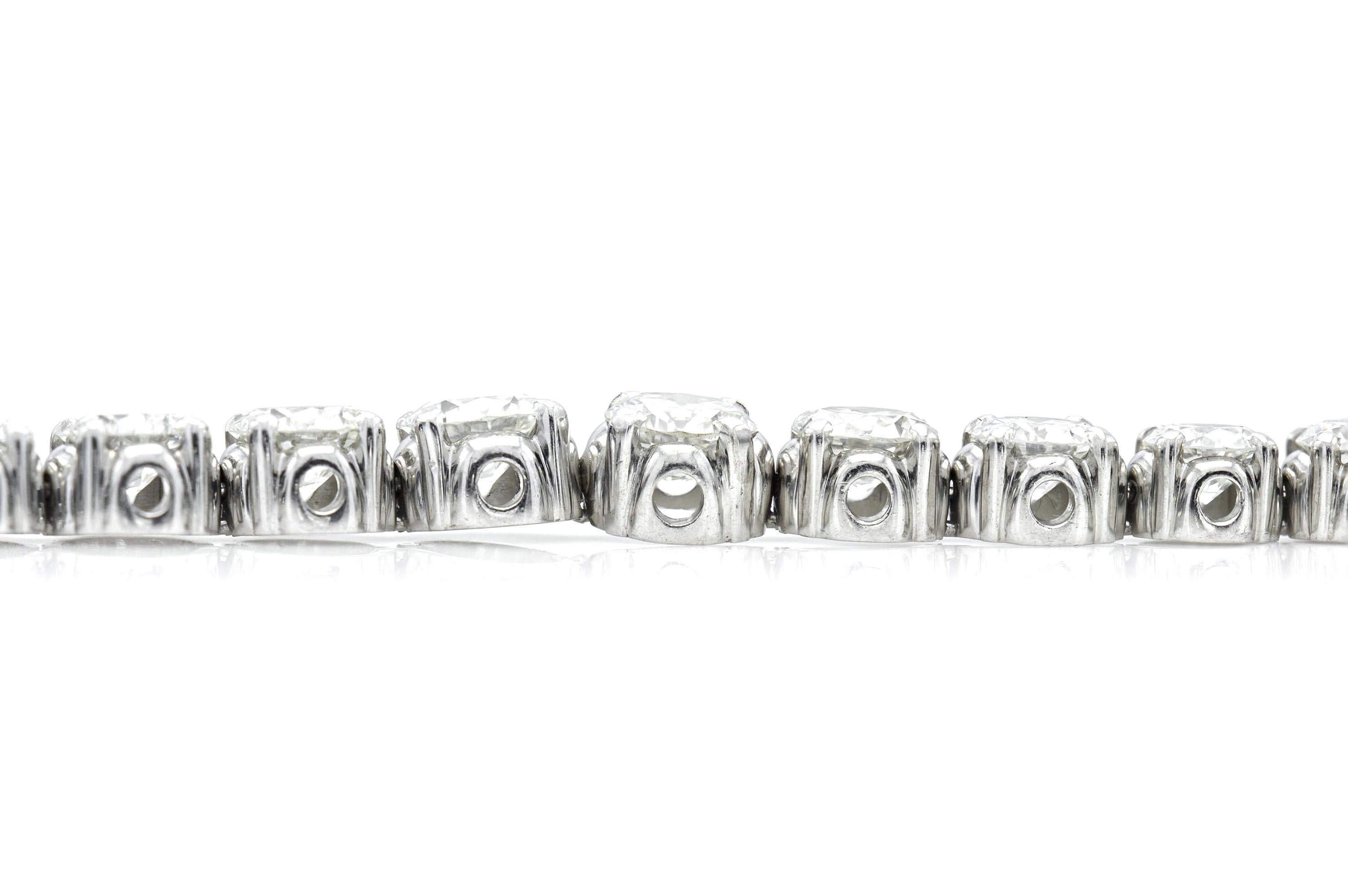 Finemente realizzato in platino con diamanti graduali di taglio Vecchio Europeo e Transitional per un peso totale di circa 12,00 carati, colore E-F, purezza VS1-VS2.
Misura 7 pollici