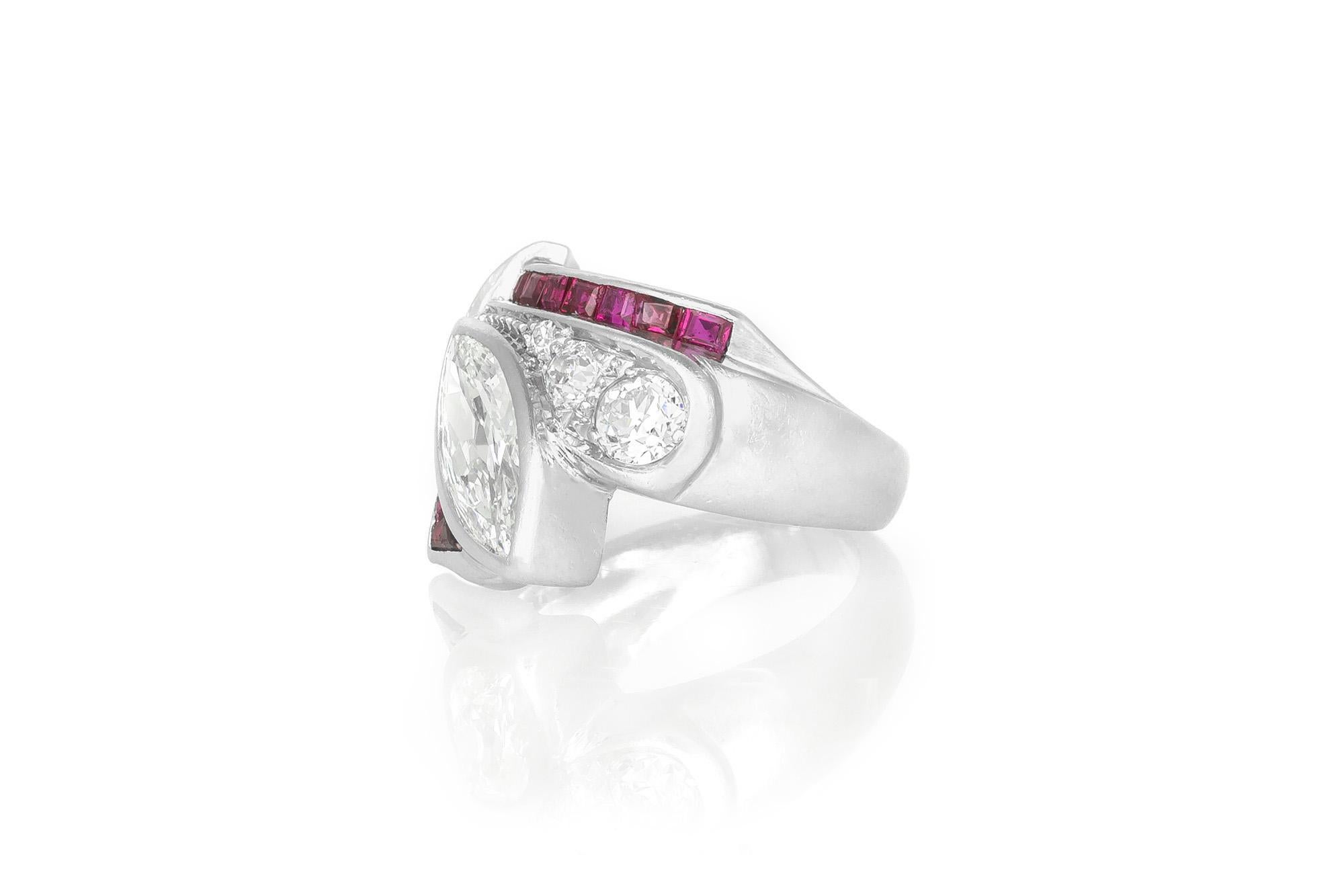 Finemente realizzato in platino con un Diamante taglio Marquise del peso di circa 1,25 carati, Rubini taglio Quadrato del peso totale di circa 1,20 carati e Diamanti taglio Brilliante Rotondo del peso totale di circa 0,50 carati.
Circa anni