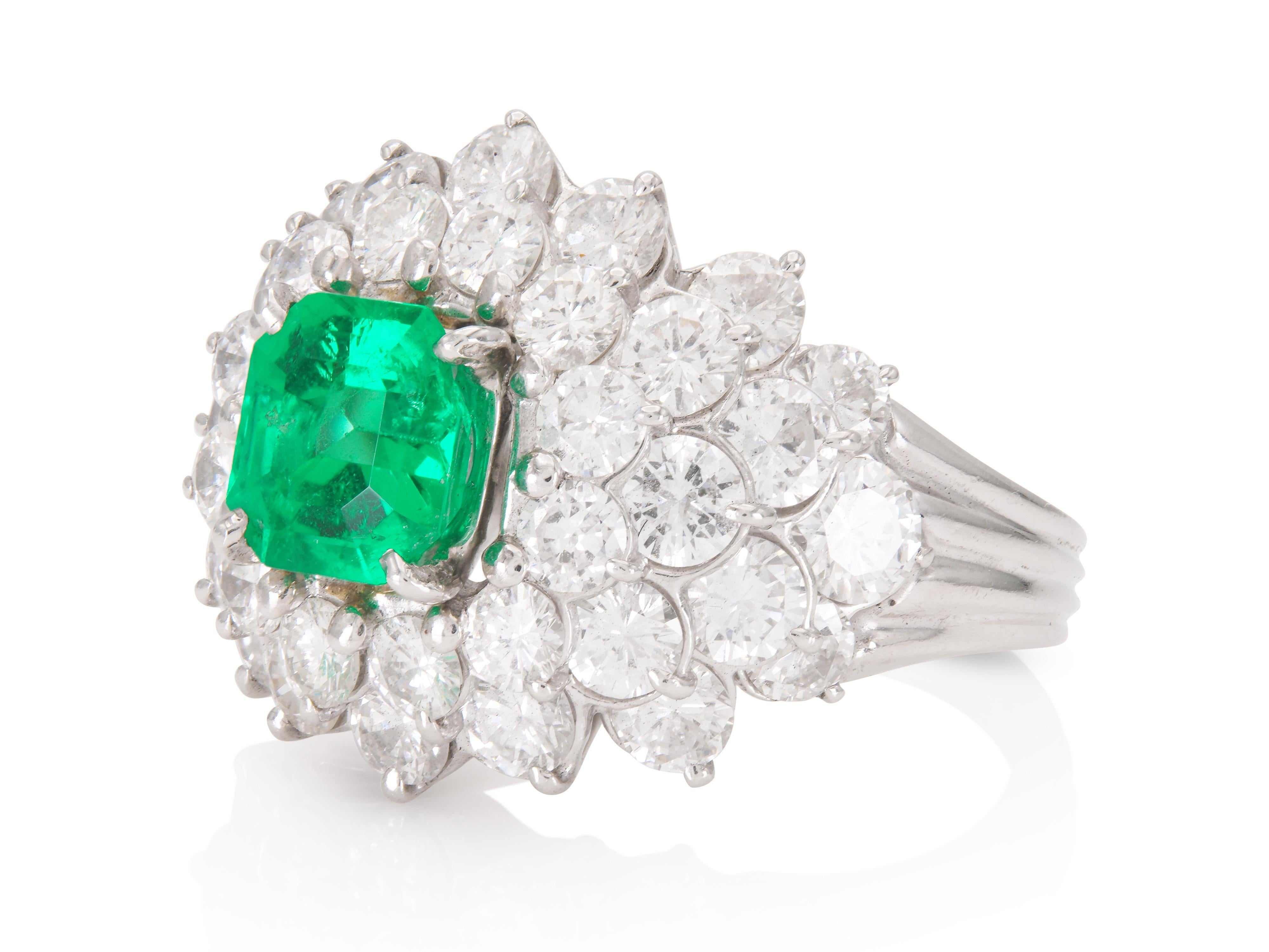Finement réalisée en platine avec une émeraude de taille Asscher pesant 1,35 carats et des diamants ronds de taille Brillant pesant environ 5,00 carats au total.
Circa 1950s
Taille 6, redimensionnable