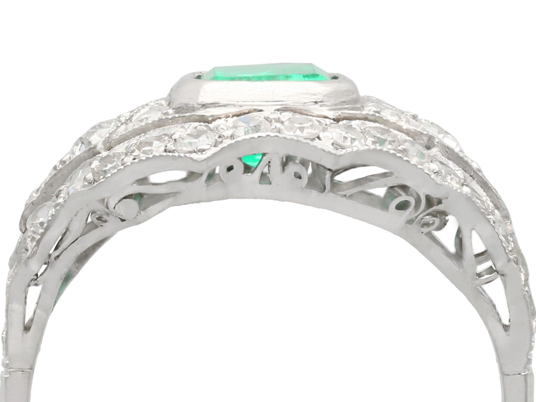 Impresionante anillo de platino con una esmeralda de 1,49 quilates y un diamante de 1,15 quilates, que forma parte de nuestras diversas colecciones de joyas antiguas y joyas de colección.

Este asombroso, fino e impresionante anillo vintage de