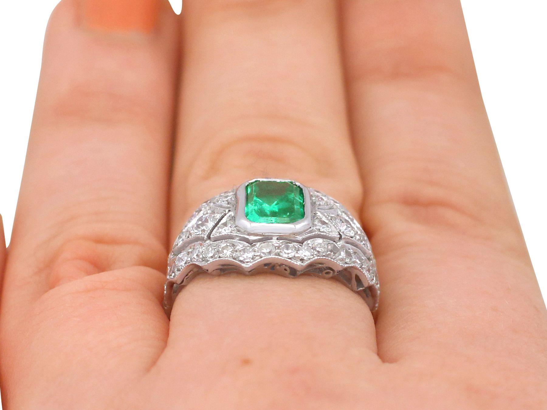Anillo de cóctel de platino vintage de los años 50 con esmeralda de 1,49 quilates y diamantes de 1,15 quilates en venta 3