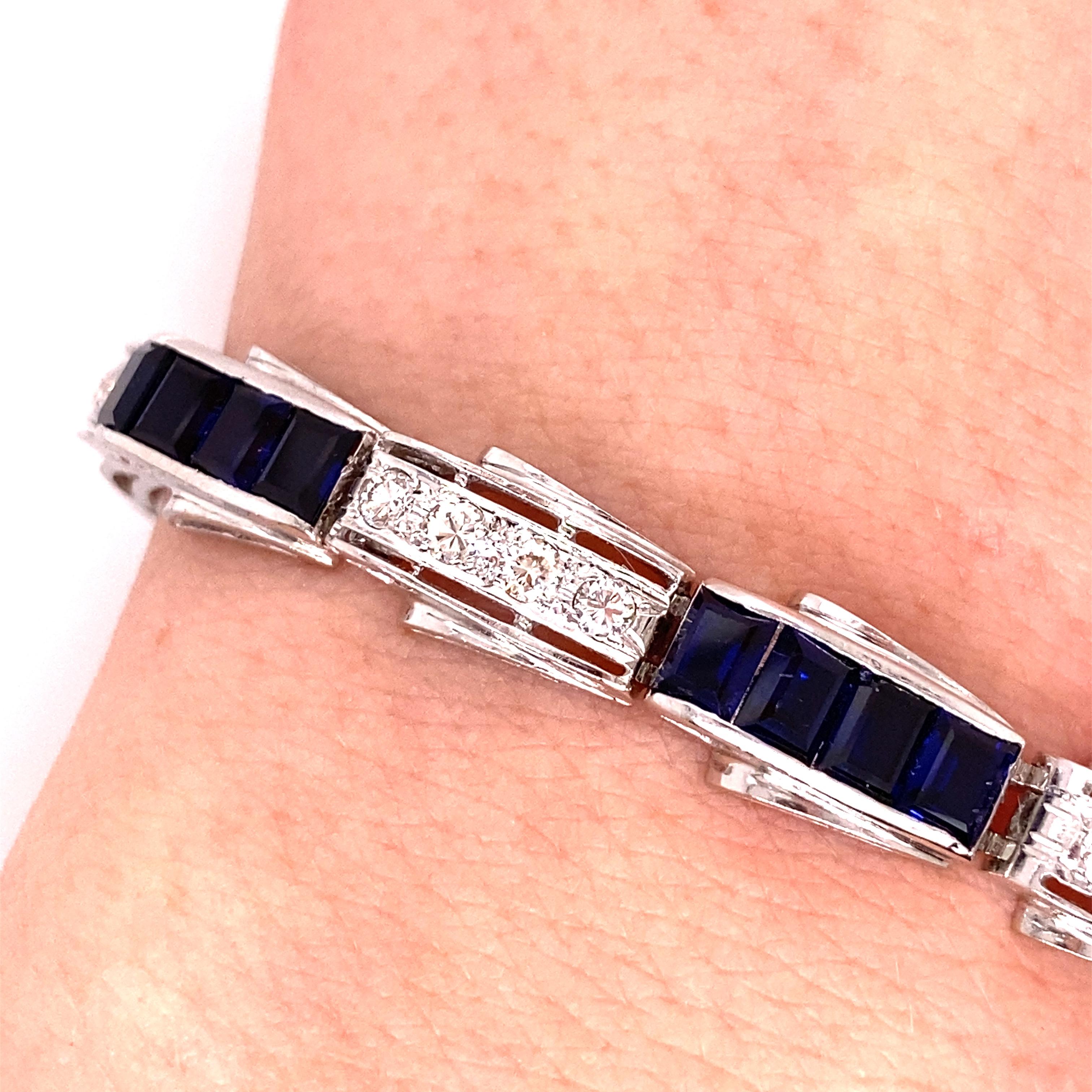 Vintage 1950's 14K White Gold Diamond and Lab Created Sapphire Bracelet - Das Armband enthält 24 runde Brillanten mit einem Gesamtgewicht von ca. 1,50ct. Die Diamanten sind G-I Farbe VS-SI Klarheit. Es gibt 24 Baguette Labor erstellt Saphiren Kanal