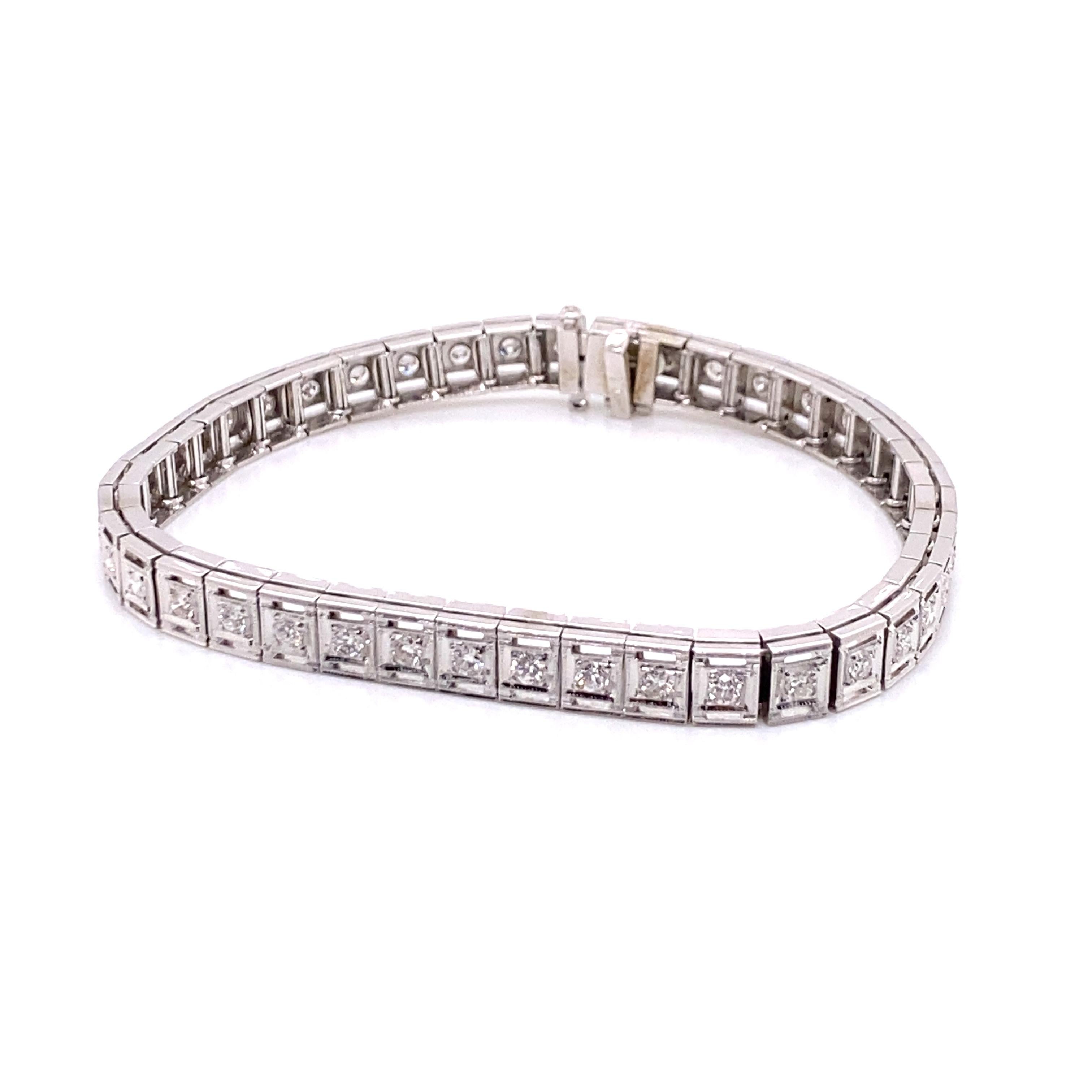 Vintage 1950's 14K White Gold Diamond Tennis Bracelet 1.26ct - Le bracelet de style boîte de ligne contient 42 diamants ronds pesant approximativement 1.26ct avec couleur G - H et clarté SI. Le bracelet mesure 6,75 pouces de long et 0,25 pouce de