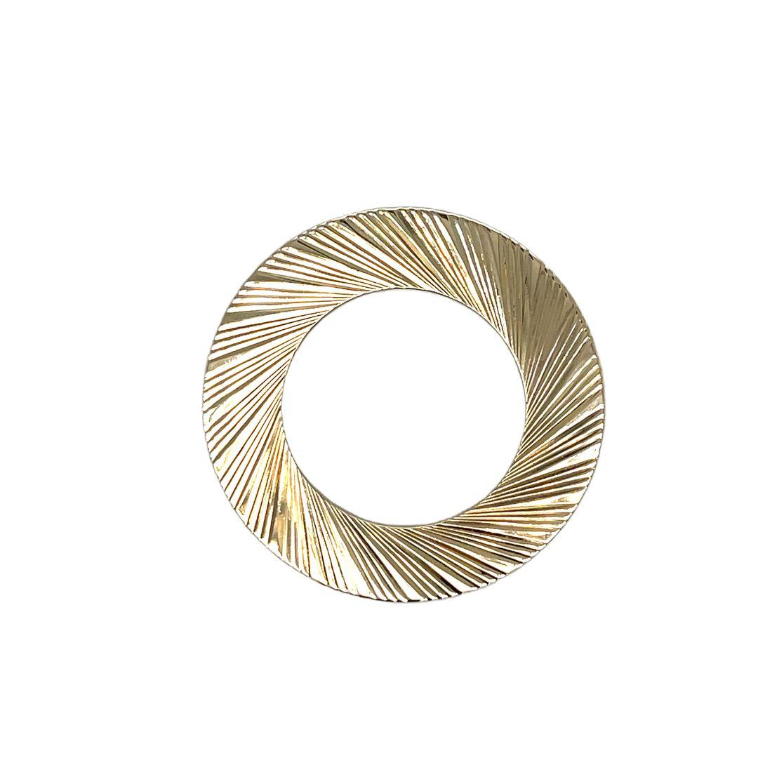 Un charmant pin's vintage en or 14 carats avec un cercle ouvert et des détails diagonaux en forme de 