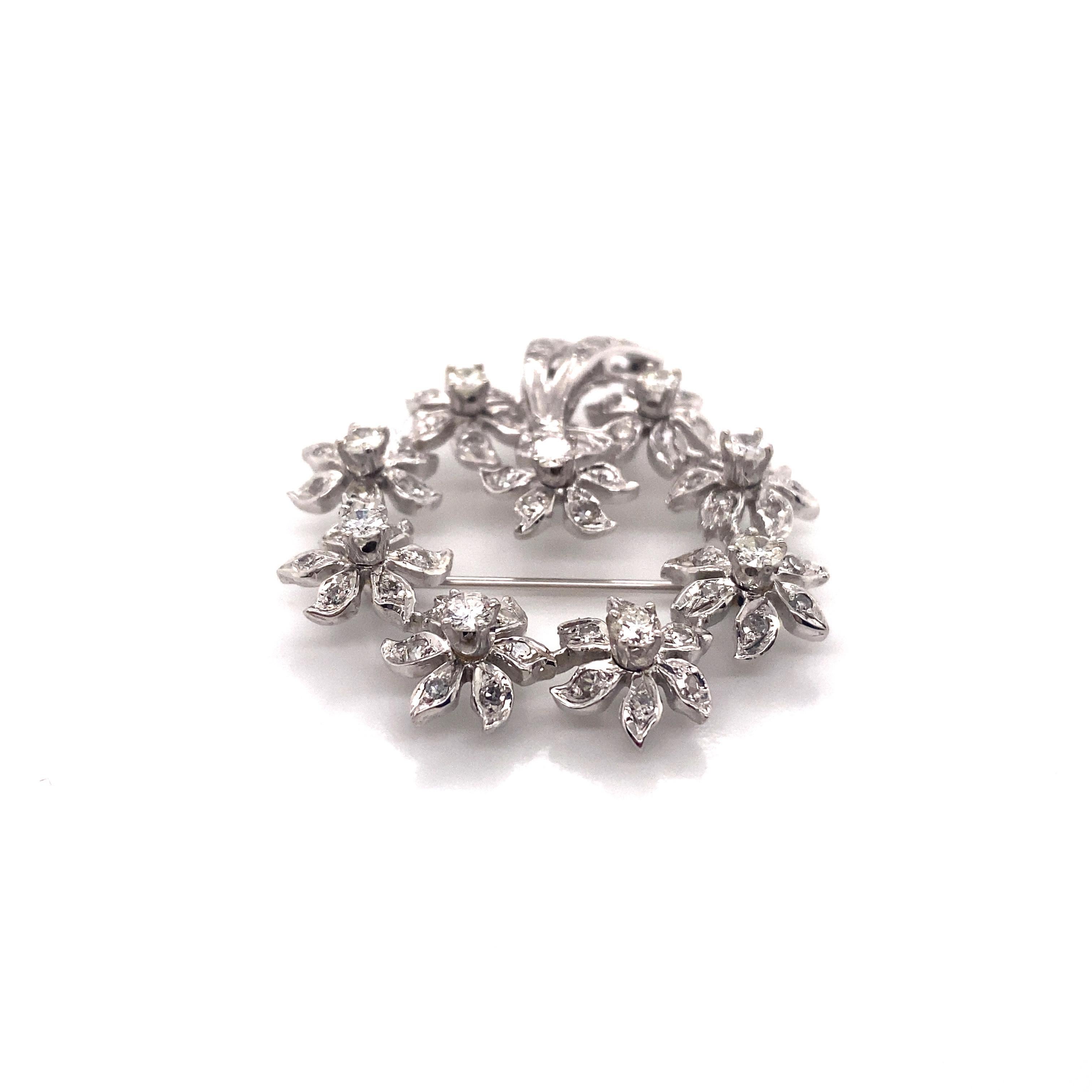 Vintage 1950's 14kw Diamond Flower Wreath Brooch Pendant 2.00ct - La broche contient 9 diamants ronds de taille brillant pesant environ .90ct poids total, et 62 diamants taille unique pesant 1.10ct supplémentaire. La qualité du diamant est de