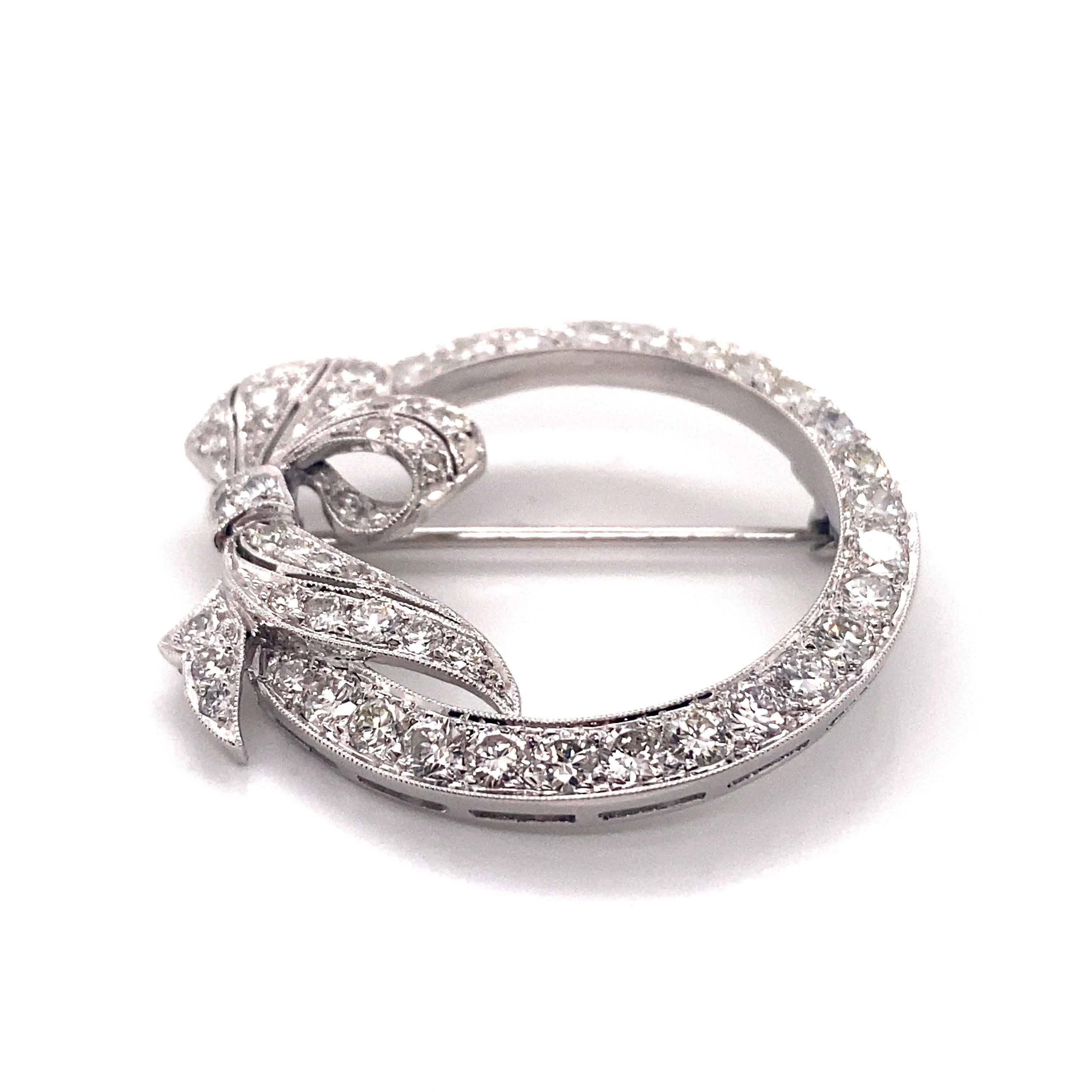 Vintage 1950's 14kw Diamond Wreath with Bow Brooch  - Il y a 53 diamants ronds pleine taille qui pèsent environ 3,00ct avec une qualité de couleur H - I et une clarté VS1 - VS2. De magnifiques azurages se trouvent sous les diamants du cercle, ainsi