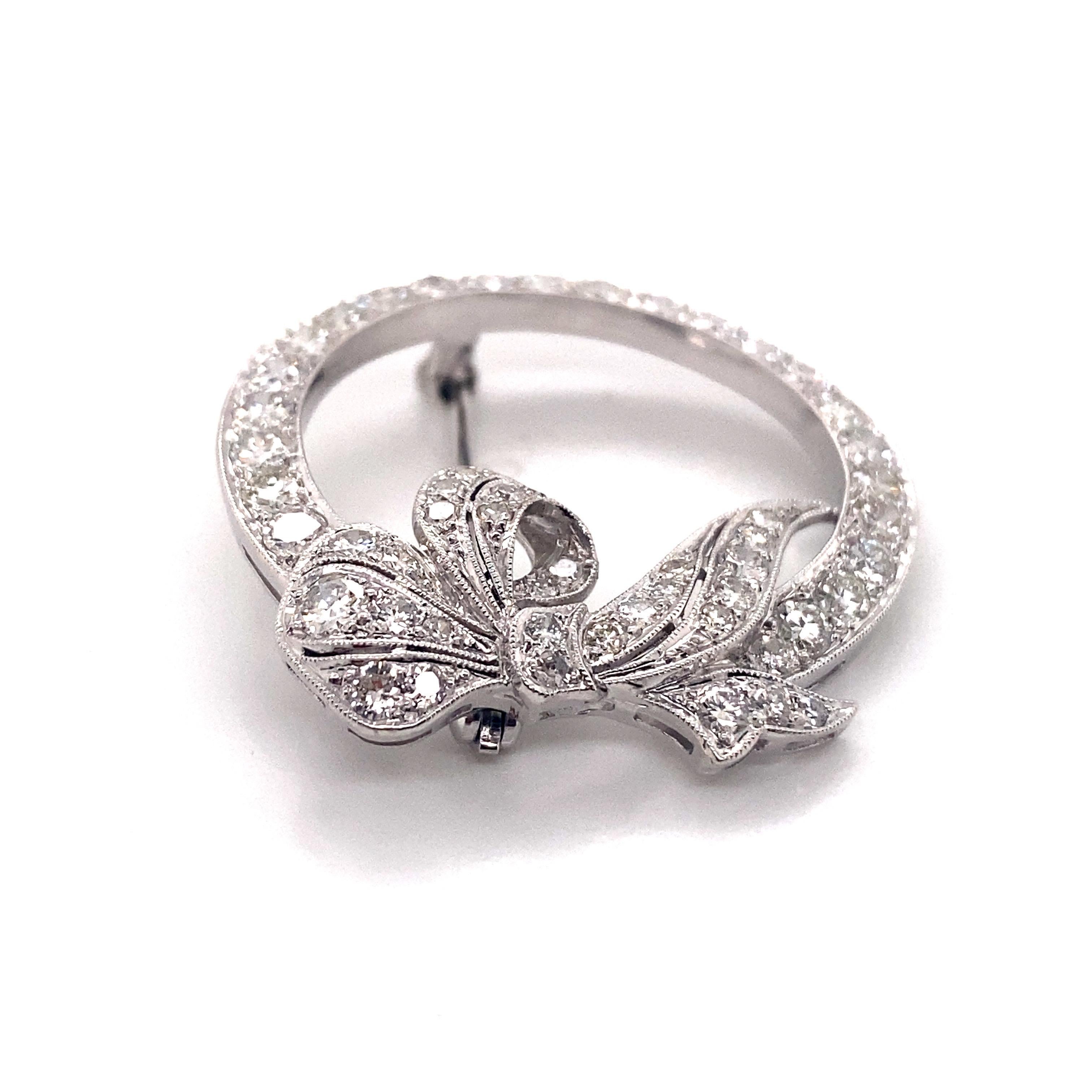 Taille ronde Broche couronne avec nœud en diamant 14 carats vintage des années 1950 en vente