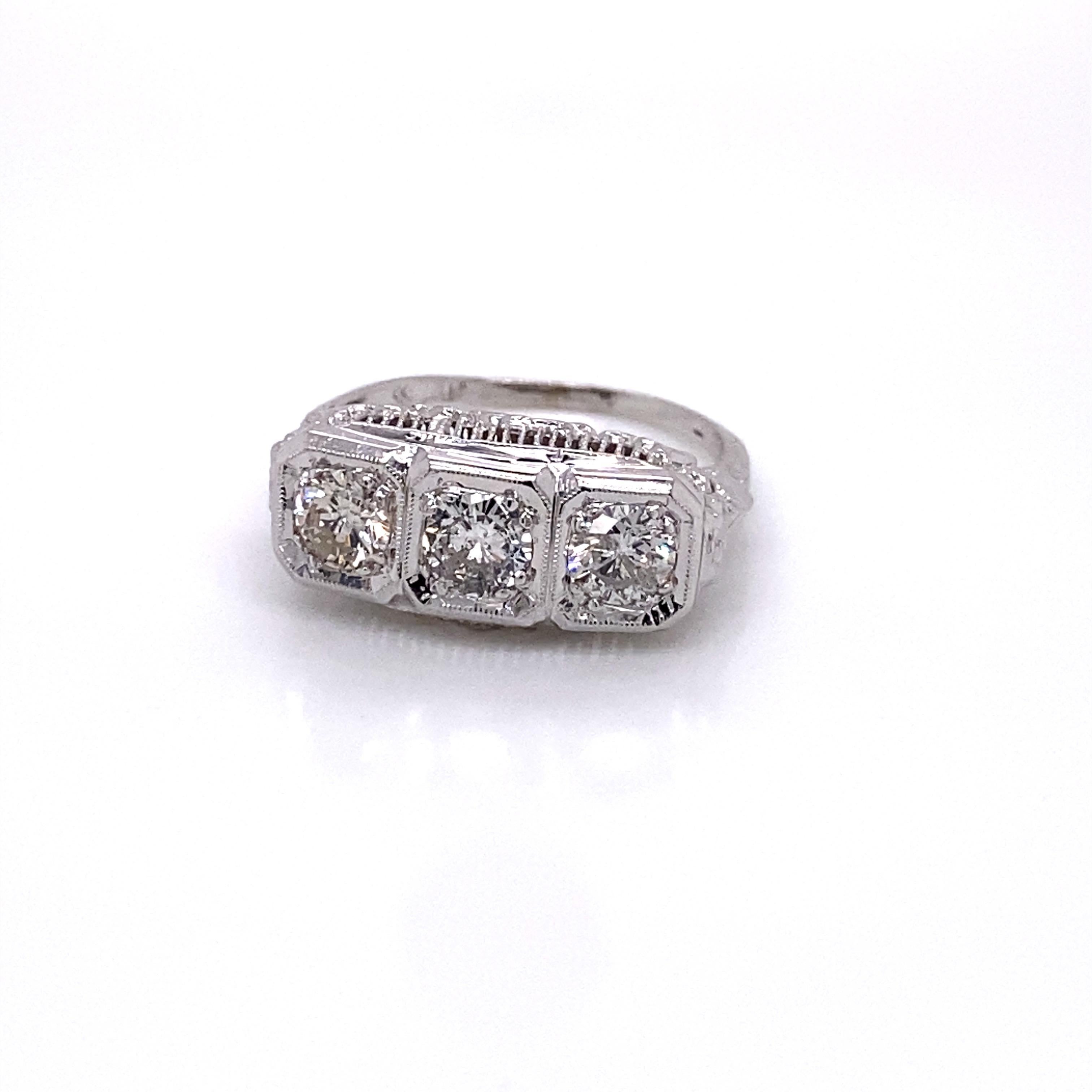 Vintage 1950's 14KW Gold 3 Stone Diamond Filigree Ring 1,00ct - Retro 1950's filigranen Ring enthält 3 runde Diamanten, die insgesamt etwa 1,00ct wiegen. Die Diamanten haben die Farbe H-I und die Reinheit I1. Das Profil der Fassung ist filigran