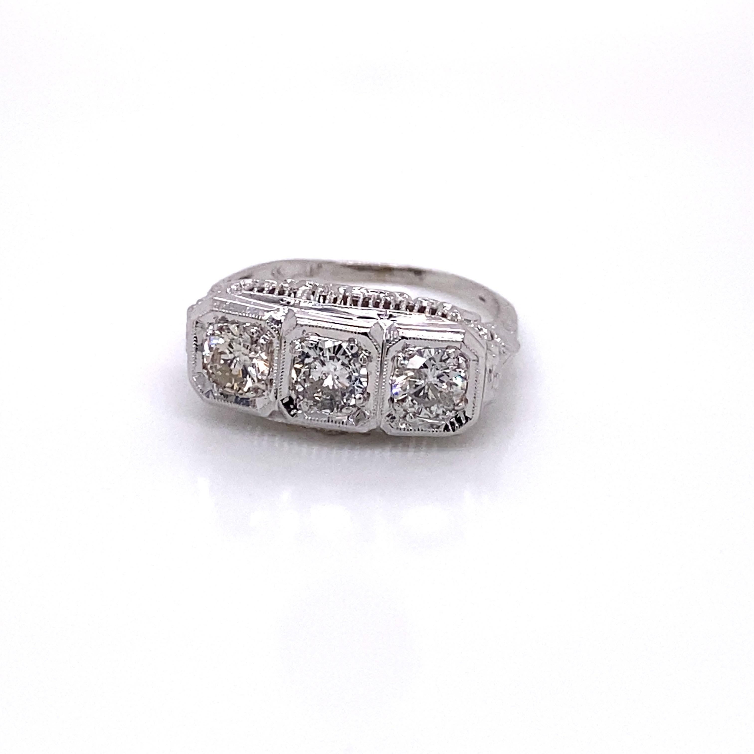 Vintage 1950's 14KW Gold 3 Stone Diamond Filigree Ring 1.00ct - Bague rétro 1950's filigrane contient 3 diamants ronds qui pèsent approximativement 1.00ct au total. Les diamants sont de couleur H-I et de pureté I1. Le profil de la monture est