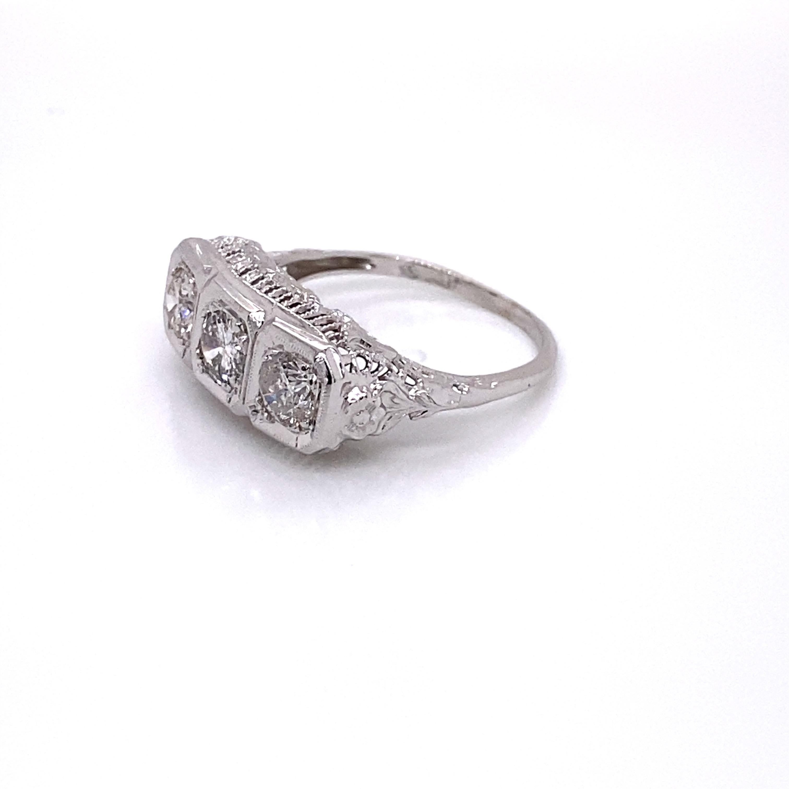 Filigraner Vintage 1950er Jahre 14 Karat Weißgold 3-Stein-Diamant-Ring 1,00 Karat im Zustand „Gut“ im Angebot in Boston, MA