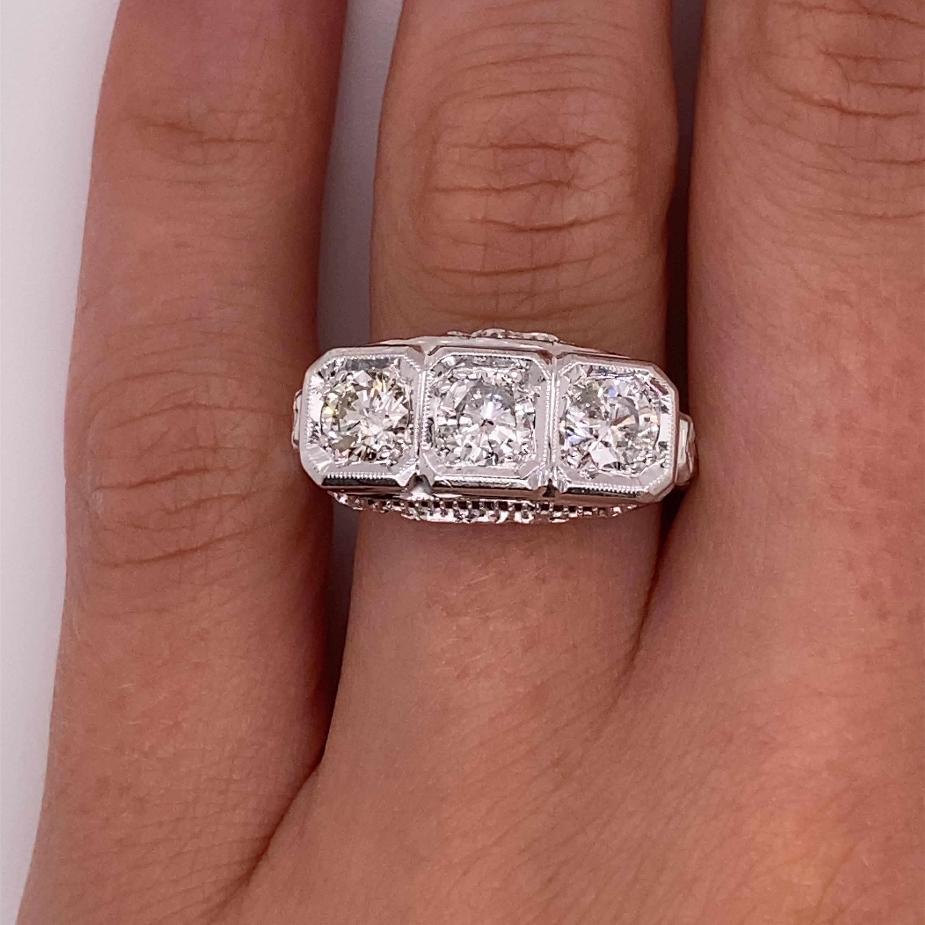 Vintage 1950s 14 Karat White Gold 3-Stone Diamond Filigree Ring 1.00 Carat en vente 2