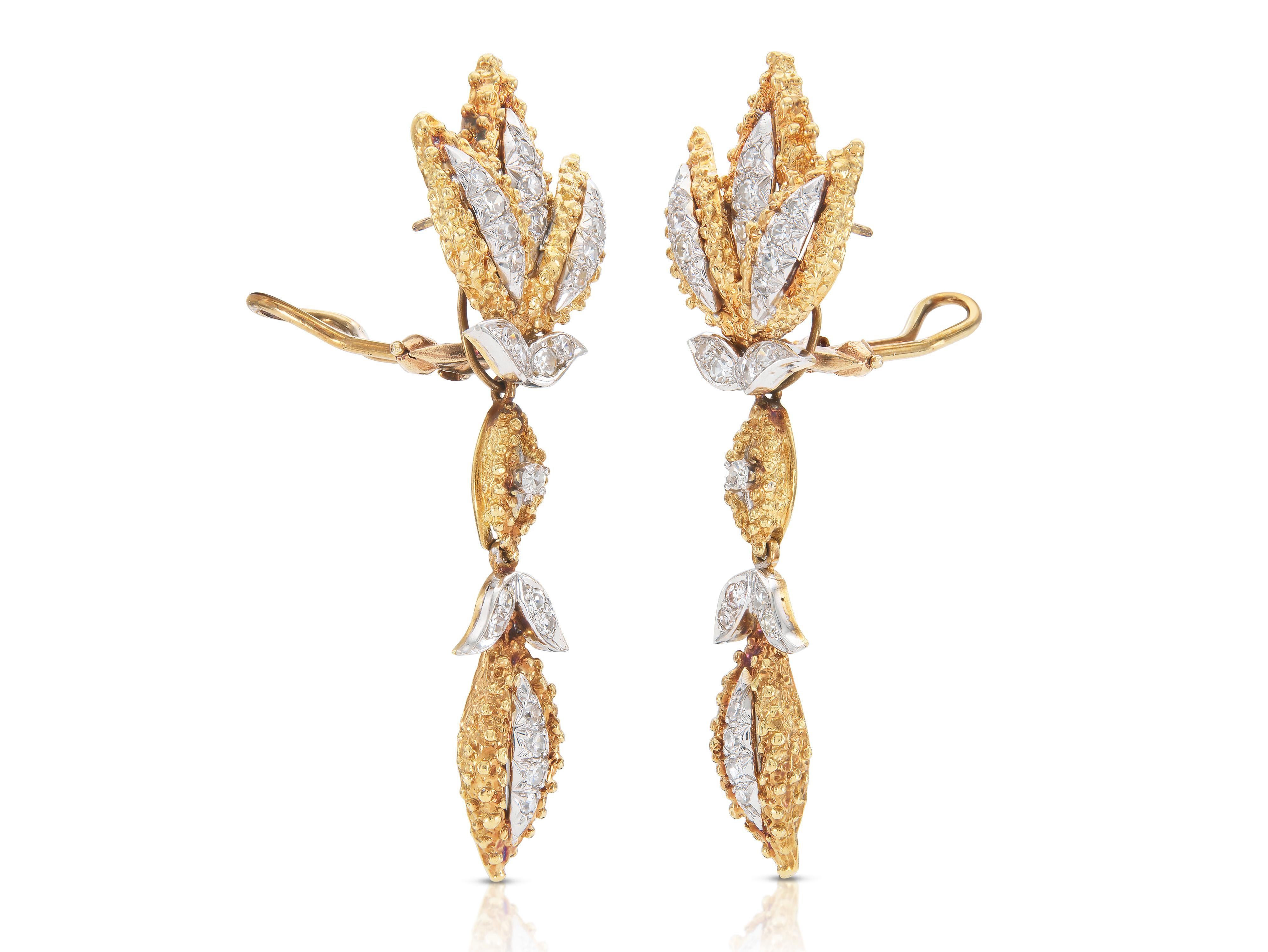 Fein gearbeitet in 18 Karat Gelb- und Weißgold mit Diamanten im Einzelschliff mit einem Gesamtgewicht von etwa 1,50 Karat.
Die Ohrringe sind abnehmbar
Circa 1950er Jahre
1 Zoll + 1 3/8-Zoll-Baumel
