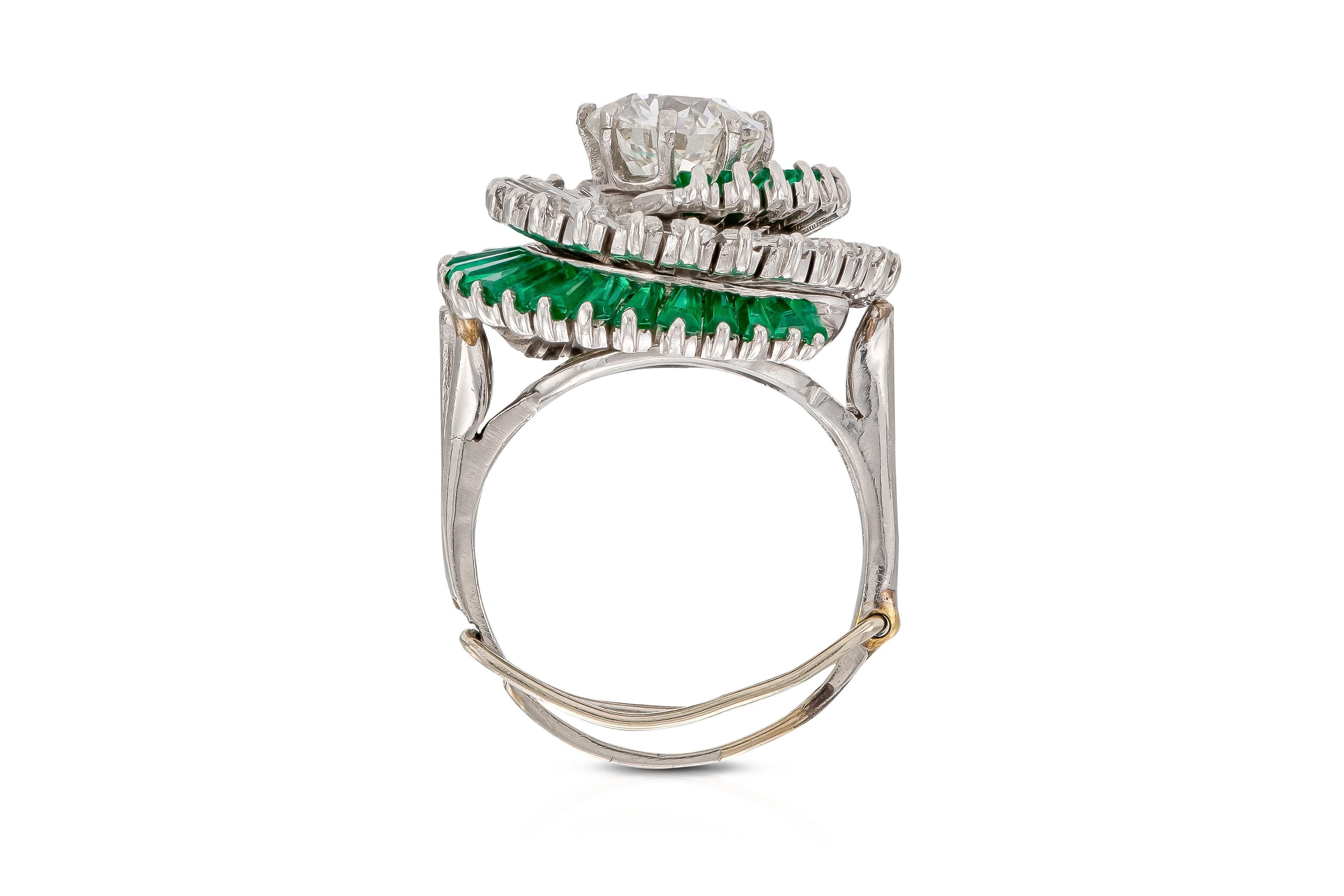 Vintage 1950s 1.52 Carat Diamond Ring with Emerald and Diamond Swirl Setting (bague en diamant de 1.52 carat avec émeraude et diamant en serti clos) Bon état - En vente à New York, NY