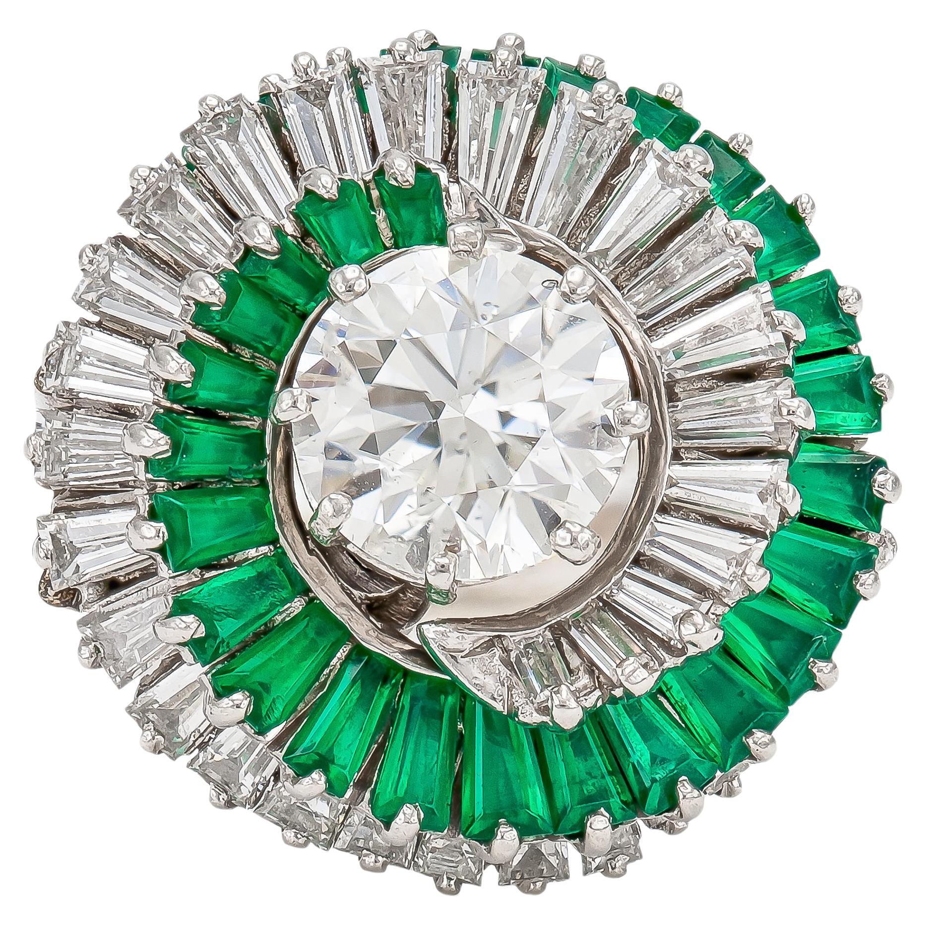Vintage 1950s 1.52 Carat Diamond Ring with Emerald and Diamond Swirl Setting (bague en diamant de 1.52 carat avec émeraude et diamant en serti clos) en vente