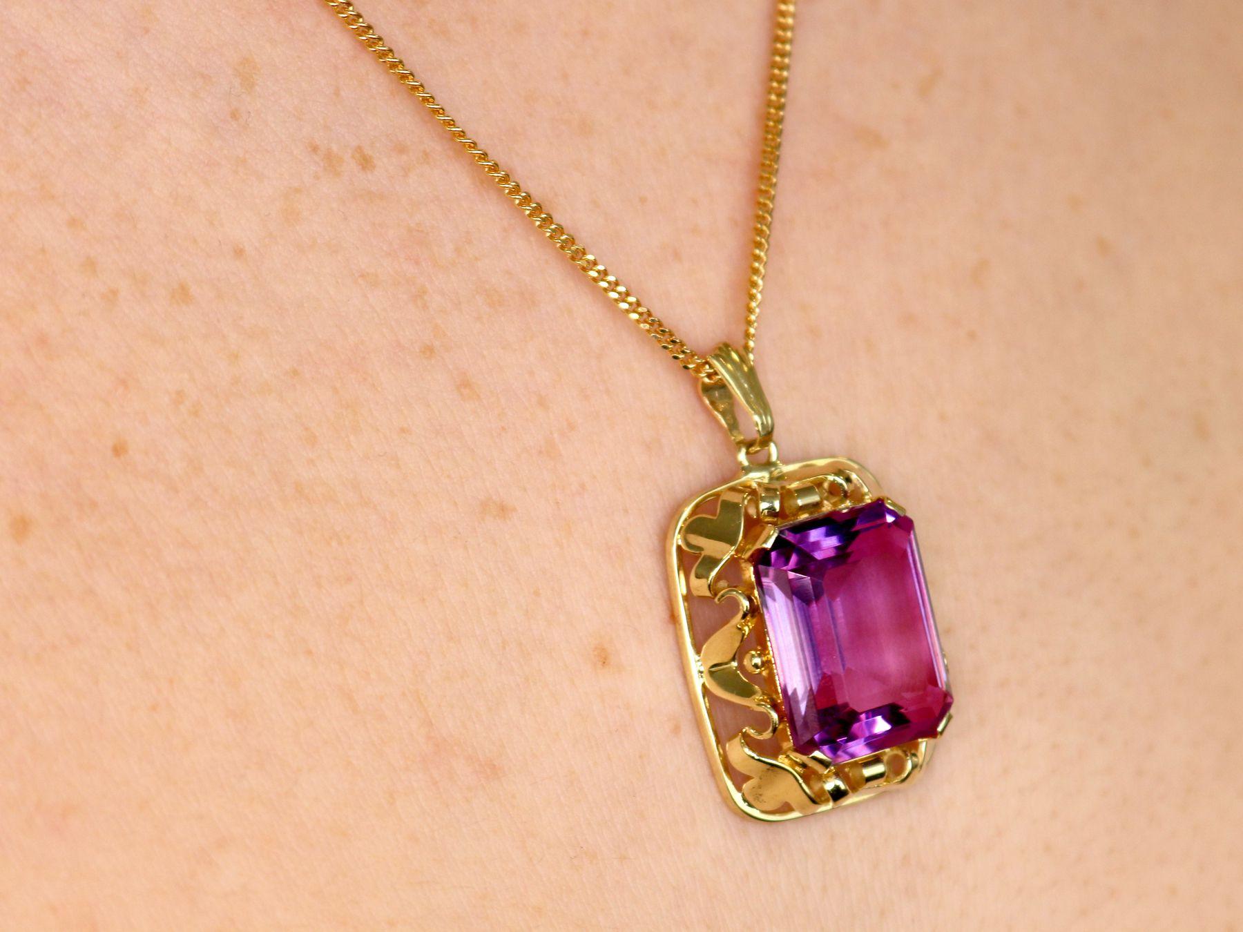 Vintage 1950s 15.41 Carat Amethyst and Yellow Gold Pendant For Sale 3
