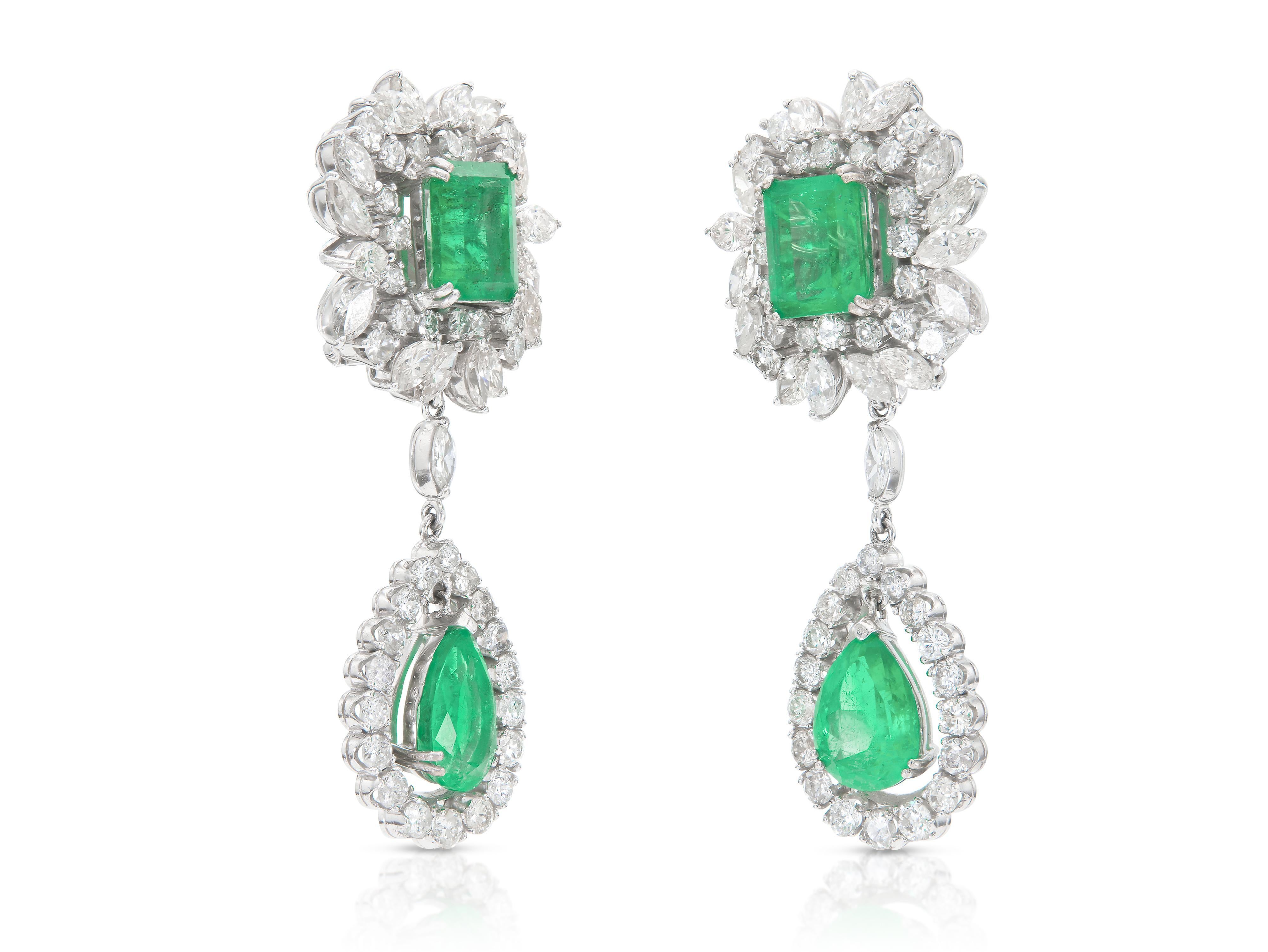 Finamente elaborada en platino con Esmeraldas talla Esmeralda y Esmeraldas talla Pera con un peso total aproximado de 17,00 quilates, así como Diamantes talla Marquesa y Redondos Brillantes con un peso total aproximado de 11,00 quilates, color H-I,