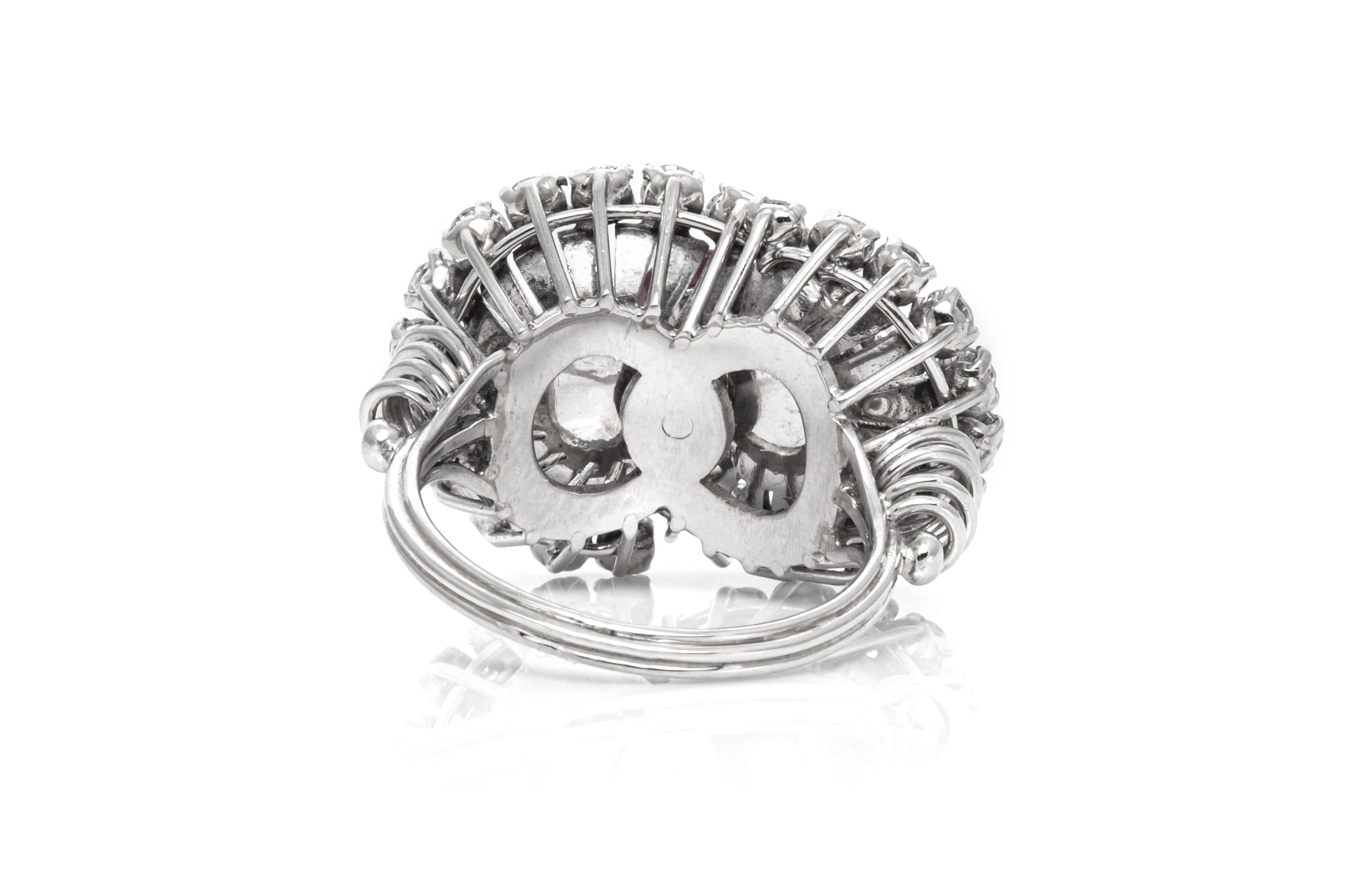 Taille ronde Bague Vintage 1950s 1.77 Carat Round Cut Ruby et 2.00 Carat Diamonds en vente