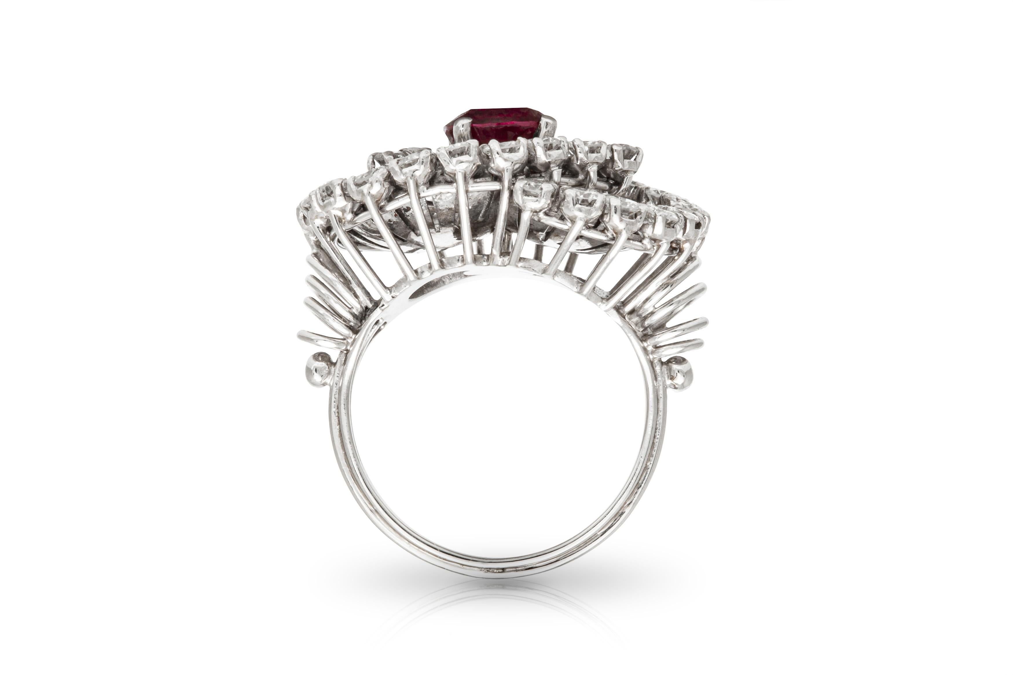 Bague Vintage 1950s 1.77 Carat Round Cut Ruby et 2.00 Carat Diamonds Bon état - En vente à New York, NY