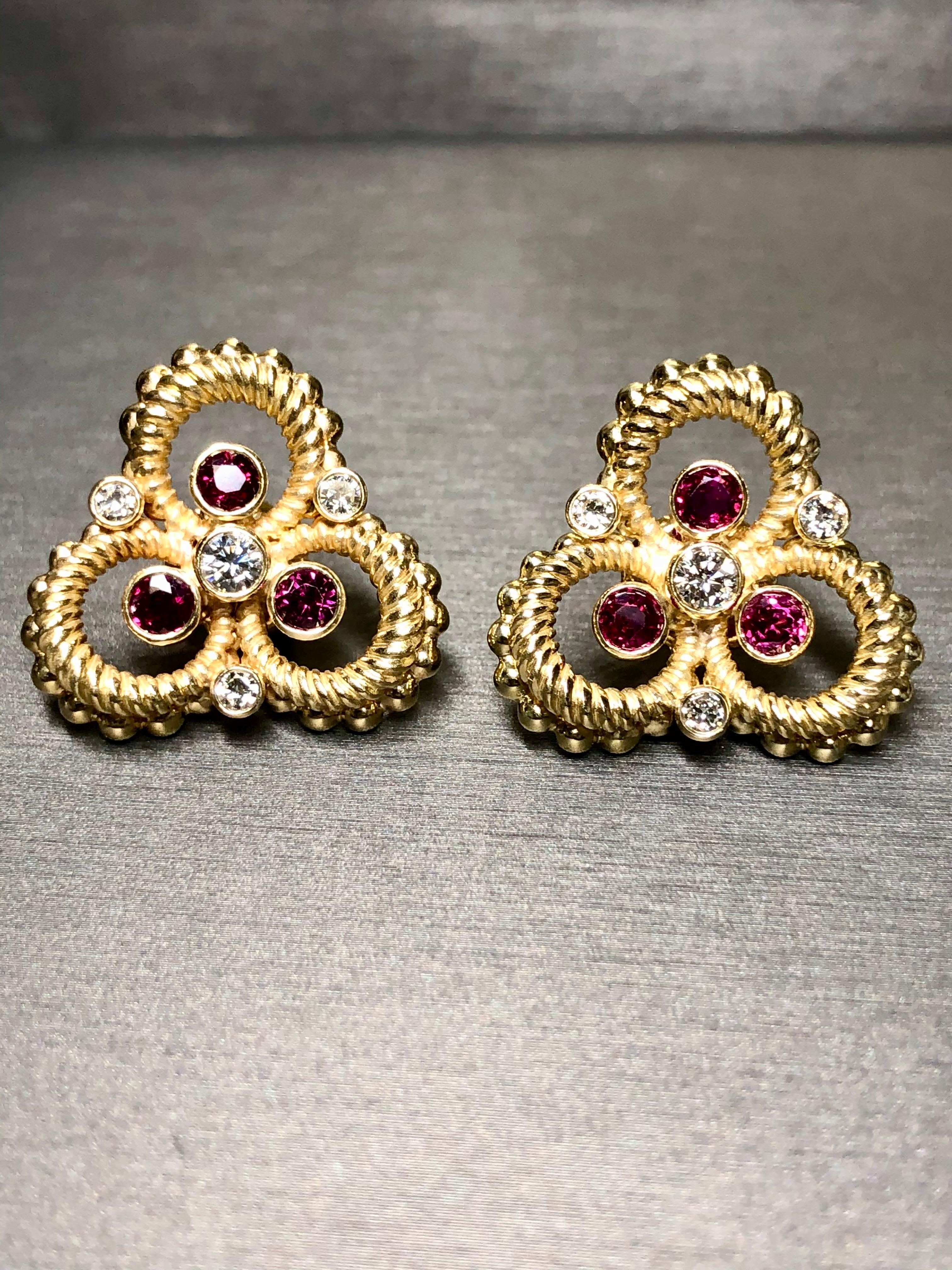 Ein wunderschönes Paar Vintage-Ohrringe aus massivem 18-karätigem Gelbgold (14-karätige Reibung) in strukturiertem Seil-Design mit viel Liebe zum Detail. Alle Bereiche sind gut verarbeitet und es gibt keine Ausreden. Sie wurden mit runden Diamanten