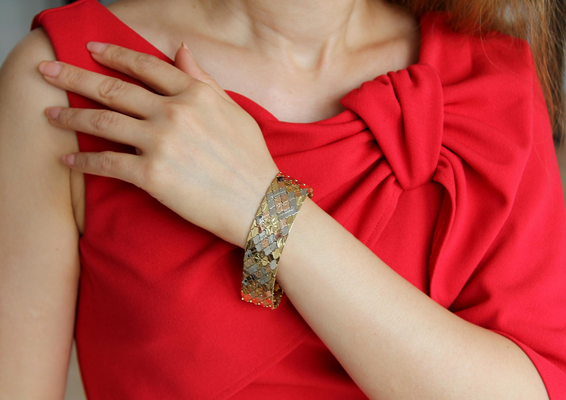 Beautifully designed flexible gold mesh bracelet in 18K gold. 
Provenance: Vicenza, Italy, where some of the world's finest jewellery is crafted
Consisting of curved vase shapes in alternating yellow, white, and rose gold links, this bracelet is a