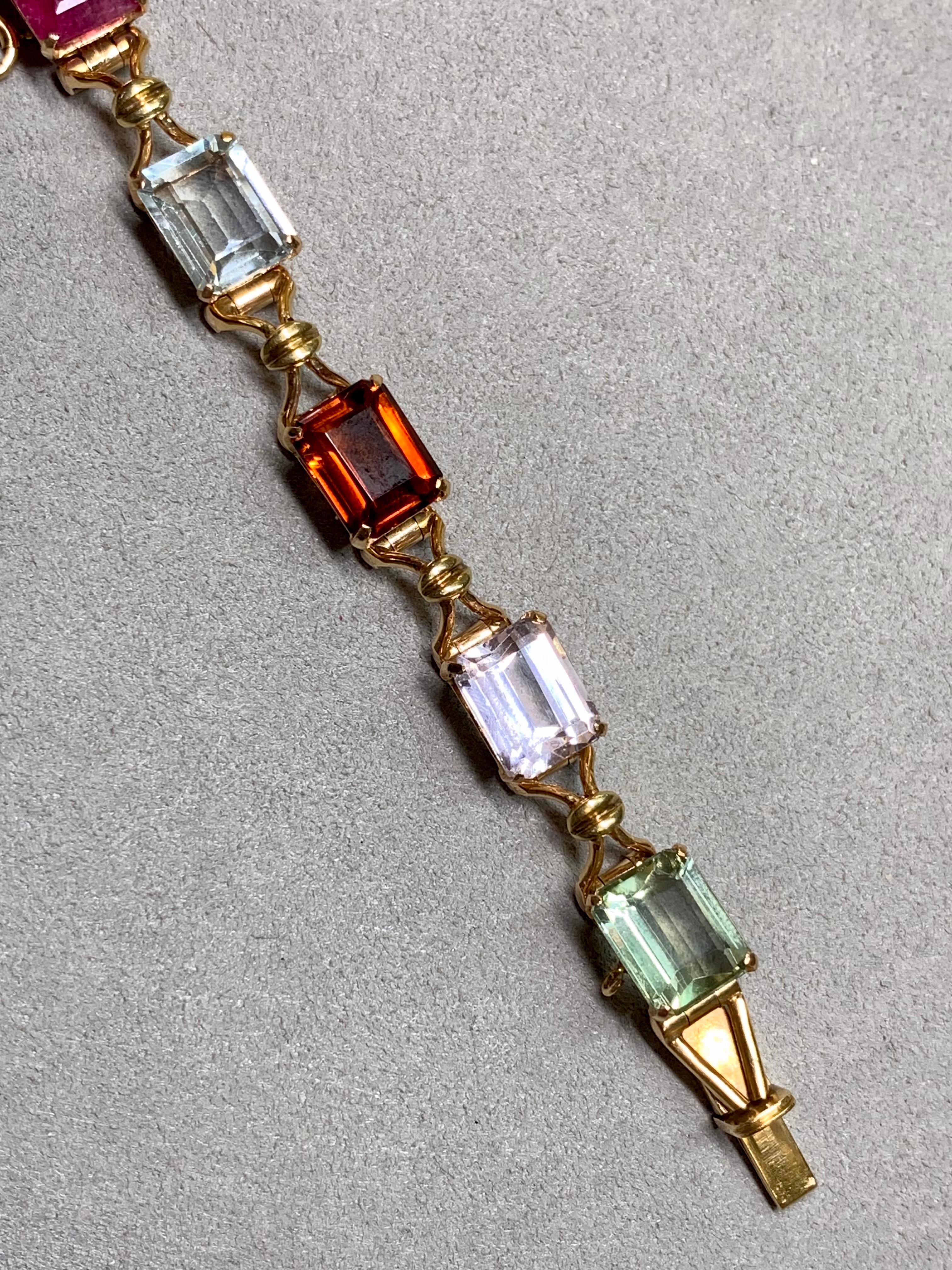 - Metallo: oro giallo 18 carati

- Epoca: Circa anni '50

- Pietre preziose: Pietre naturali tagliate a gradini, tra cui ametista, acquamarina, tormalina, quarzo rosa, ametista verde e citrino.

- Peso totale della gemma: Circa 40 carati

-