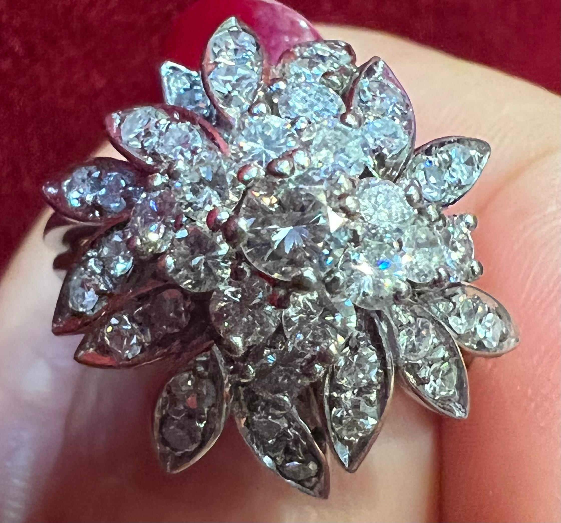 Importante anillo floral de los años 50 en oro blanco de 18 quilates con aproximadamente 2 quilates de diamantes Corte redondo en venta