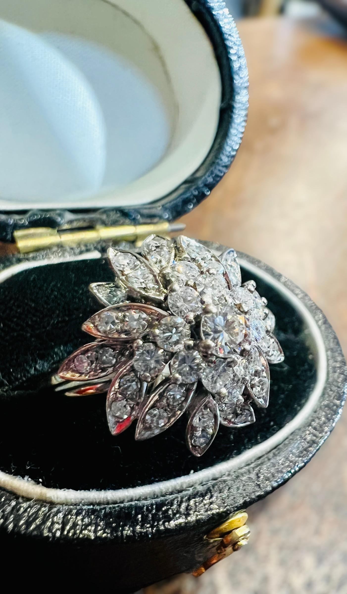 Importante anillo floral de los años 50 en oro blanco de 18 quilates con aproximadamente 2 quilates de diamantes en Bueno estado para la venta en SAINT-OUEN-SUR-SEINE, FR