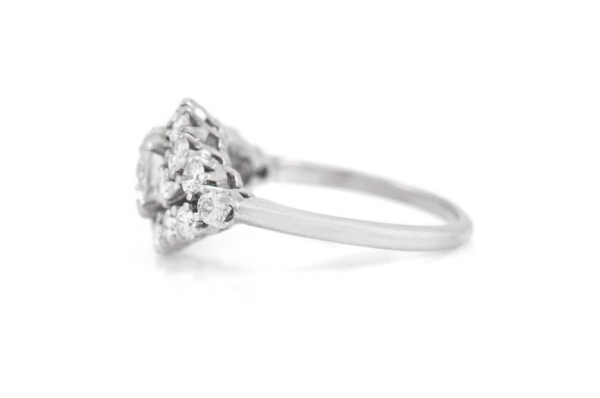 Finemente realizzato in platino con un diamante centrale taglio brillante rotondo del peso di circa 0,90 carati e diamanti circostanti taglio brillante rotondo del peso totale di circa 1,00 carati, colore E-F, purezza VS1-VS2.
Circa anni