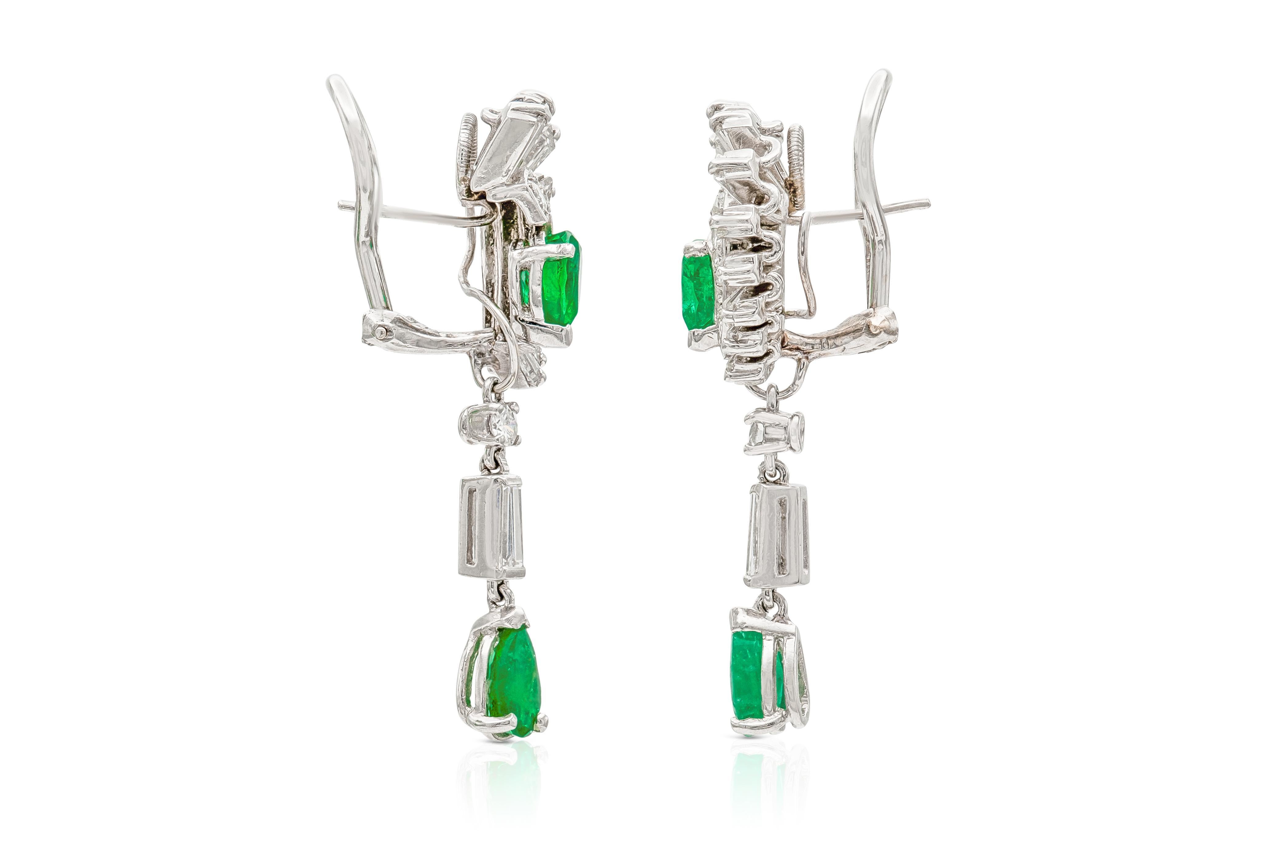 Pendientes colgantes vintage de los años 50 con esmeralda de 2,00 quilates y diamantes de 2,50 quilates Corte pera en venta