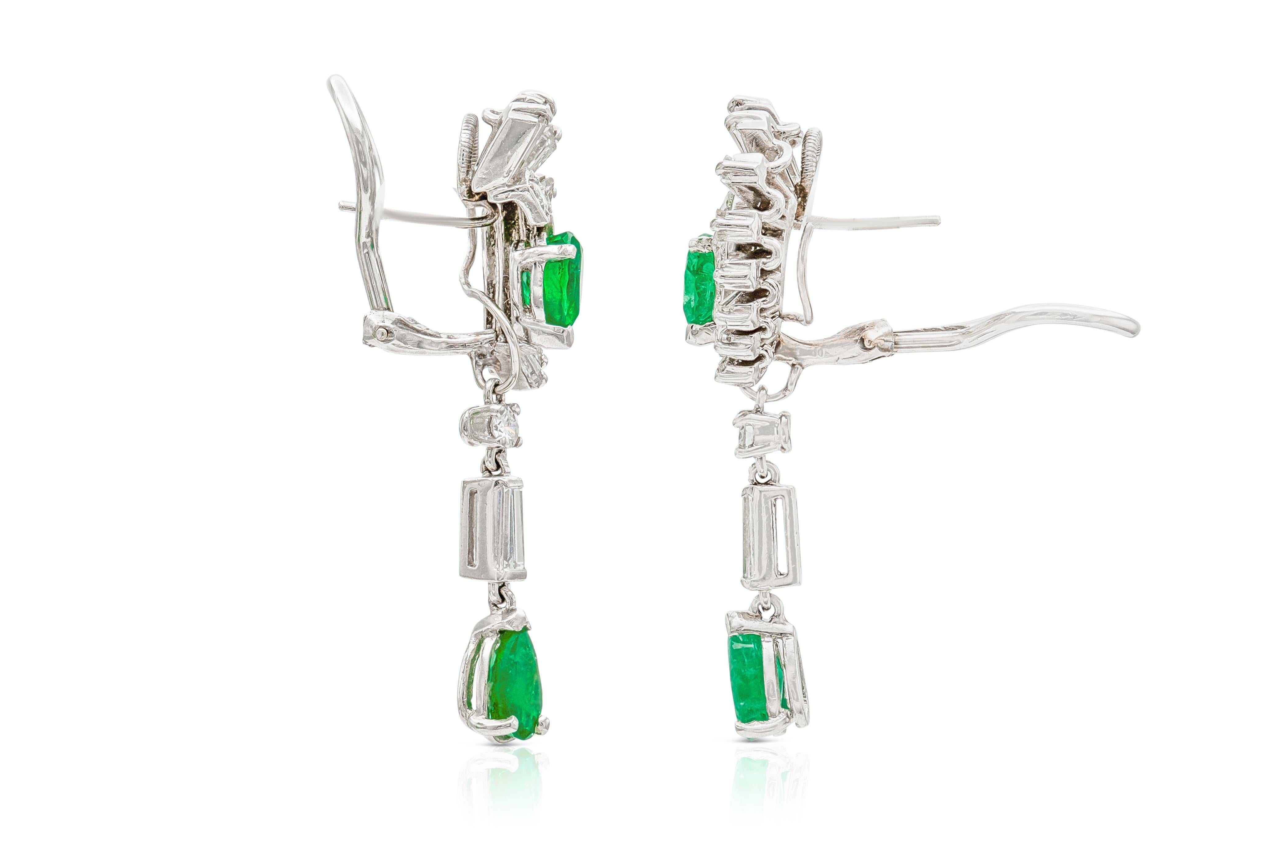 Pendientes colgantes vintage de los años 50 con esmeralda de 2,00 quilates y diamantes de 2,50 quilates en Bueno estado para la venta en New York, NY