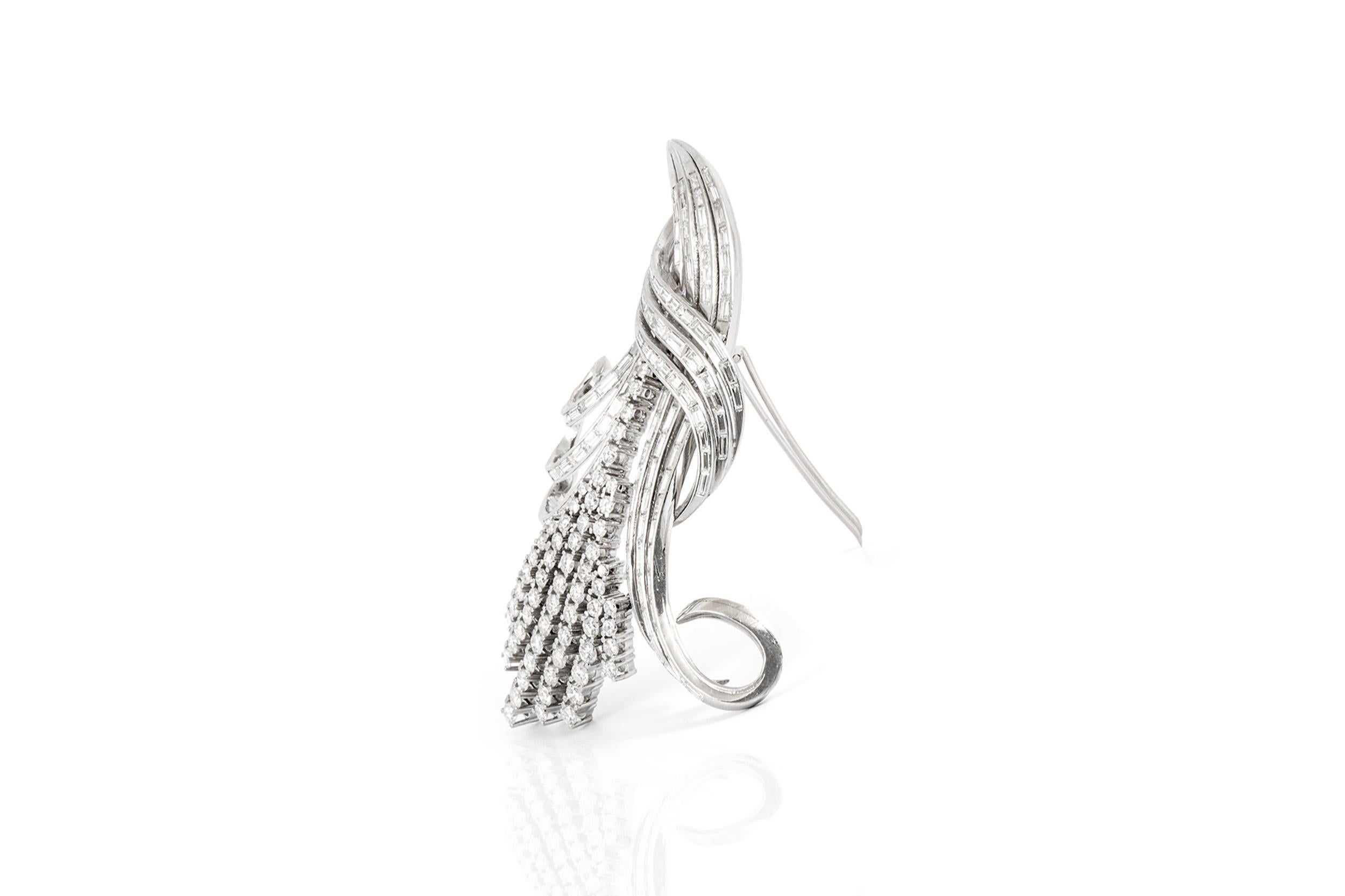 Finemente realizzato in platino con diamanti taglio Baguette e Brilliante per un totale di circa 20,00 carati.
Circa anni '50
3 1/2 x 2 3/8 pollici