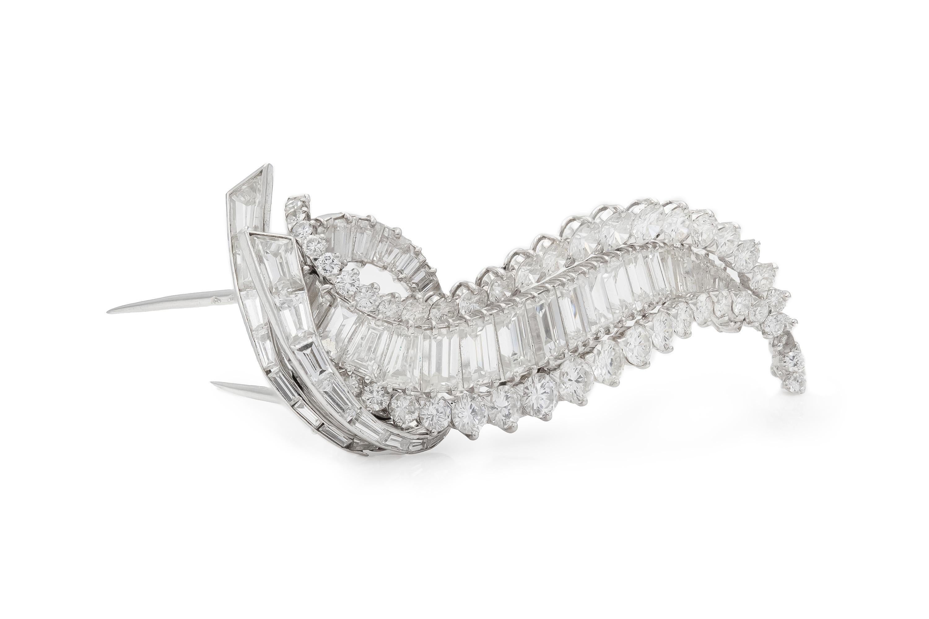 Finemente realizzato in platino con diamanti rotondi a brillante, baguette e baguette affusolati per un peso totale di circa 20,00 carati.
Circa anni '50
2 1/8 x 1 pollici