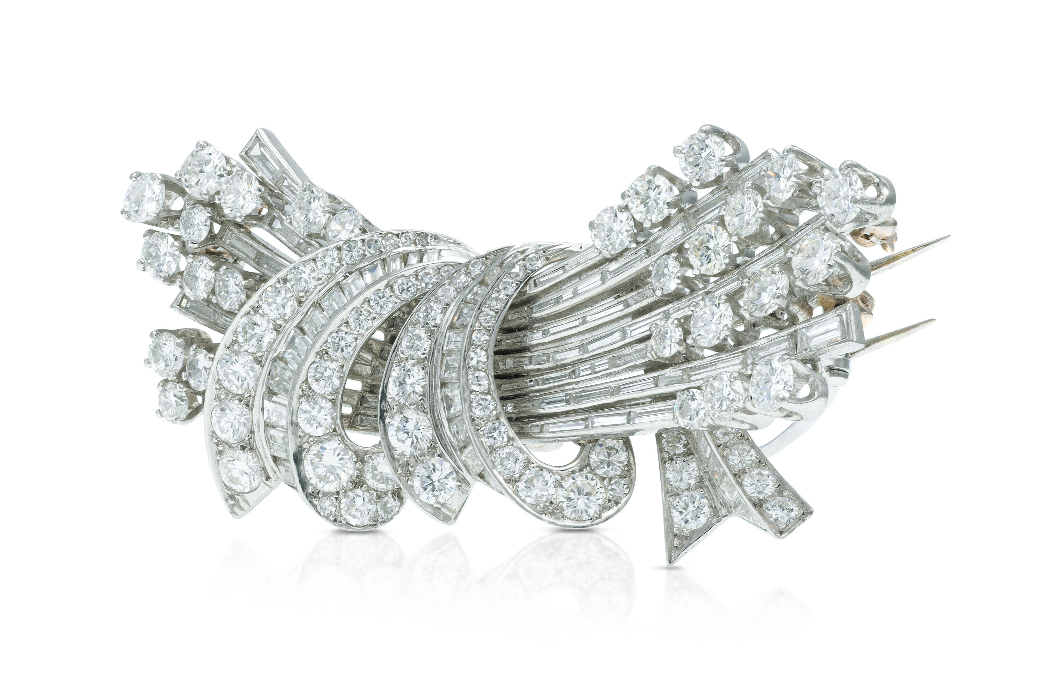 Finamente elaborada en platino con diamantes redondos brillantes y baguette con un peso total aproximado de 20,00 quilates.
El broche se separa en dos pequeños clips.
Alrededor de 1950
Broche 1 1/8 x 2 5/8 pulgadas
Clip individual 1 1/8 x 1 5/8