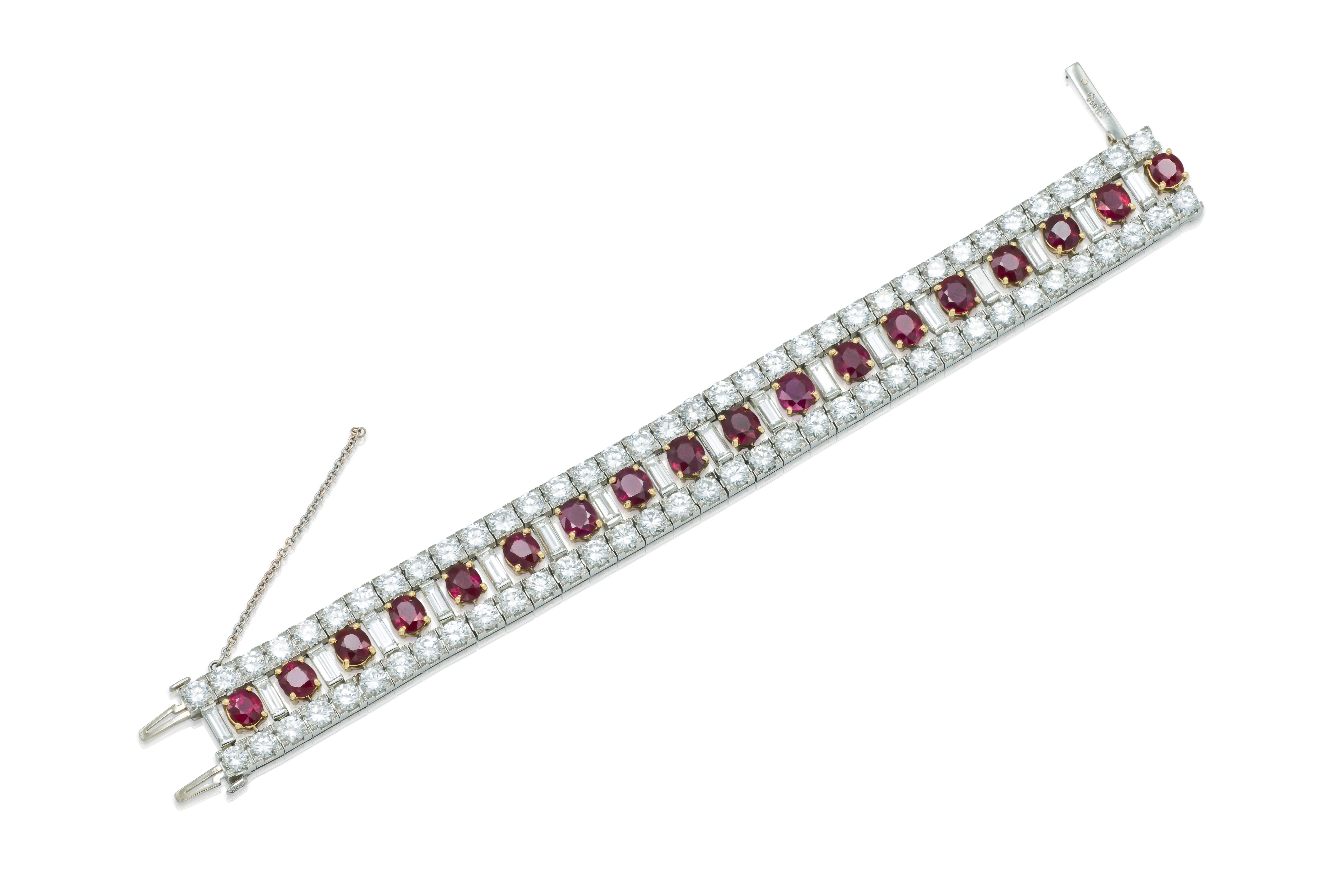 Fein gearbeitet in Platin und 18 Karat Gelbgold mit AGL-zertifizierten, aus Burma stammenden Rubinen im Ovalschliff mit einem Gesamtgewicht von ca. 20,00 Karat und Diamanten im Brillant- und Baguetteschliff mit einem Gesamtgewicht von ca. 23,20