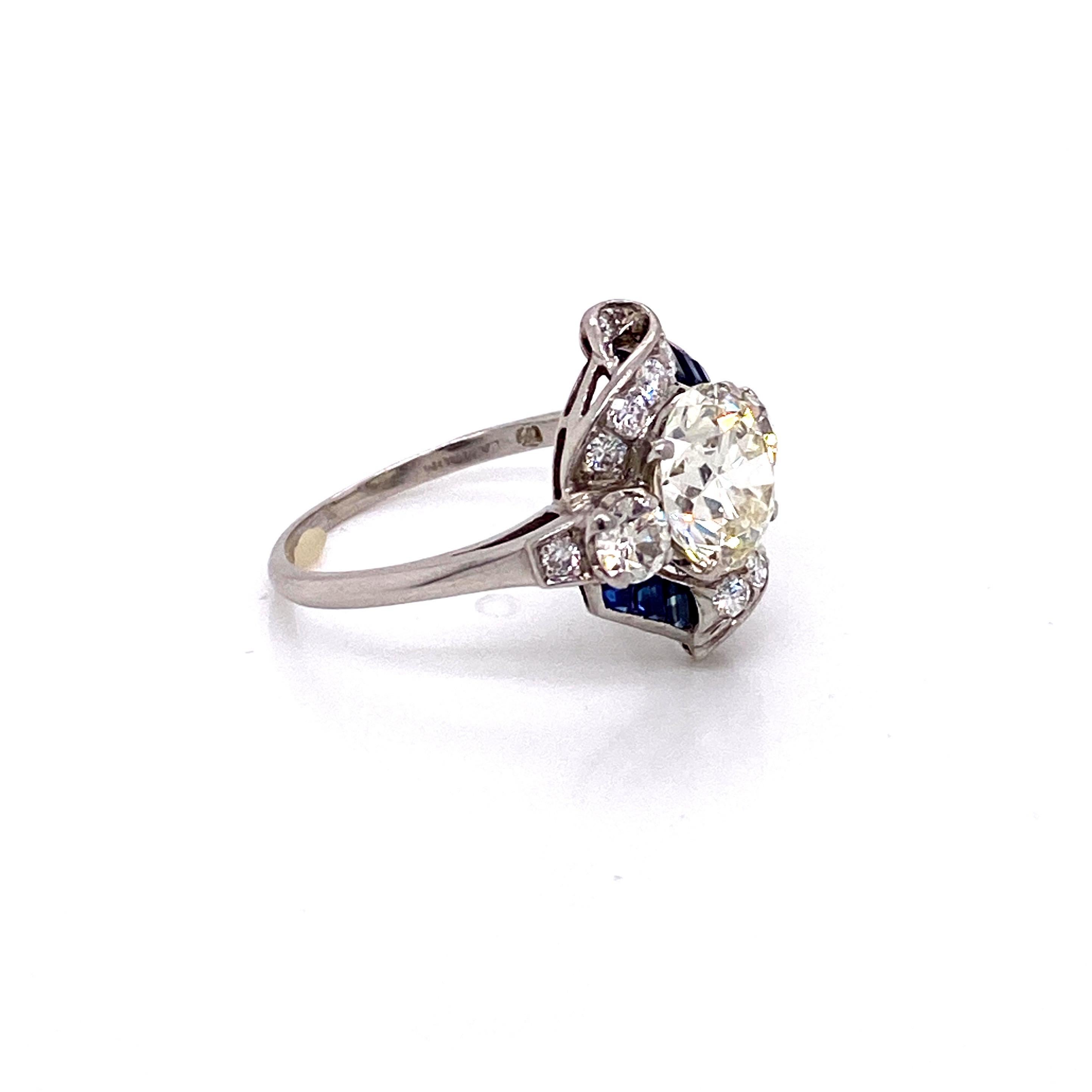 Vintage 2,10ct European Cut Round Diamond Ring aus den 1950er Jahren. Der Diamant ist ein K Farbe und VS2 Klarheit. Ein europäisch geschliffener Diamant ist auf jeder Seite zusammen mit weiteren 12 Vollschliff-Diamanten mit einem Gesamtgewicht von