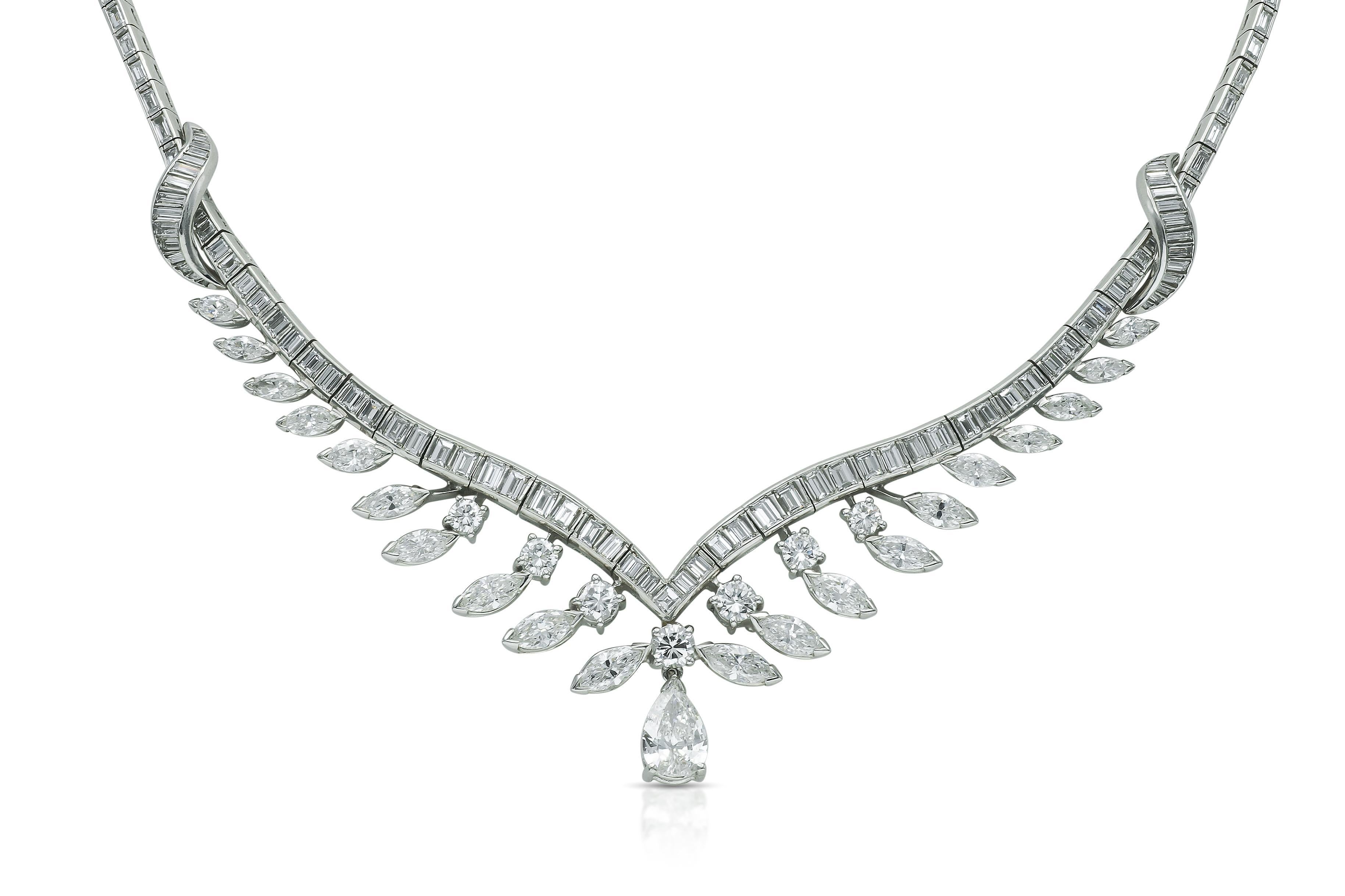 Finemente realizzato in platino con una goccia di diamante a forma di pera al centro del peso di circa 1,50 carati e diamanti rotondi a taglio brillante, marquise e baguette per un totale di circa 20,00 carati.
Circa anni '50
15 pollici e mezzo di
