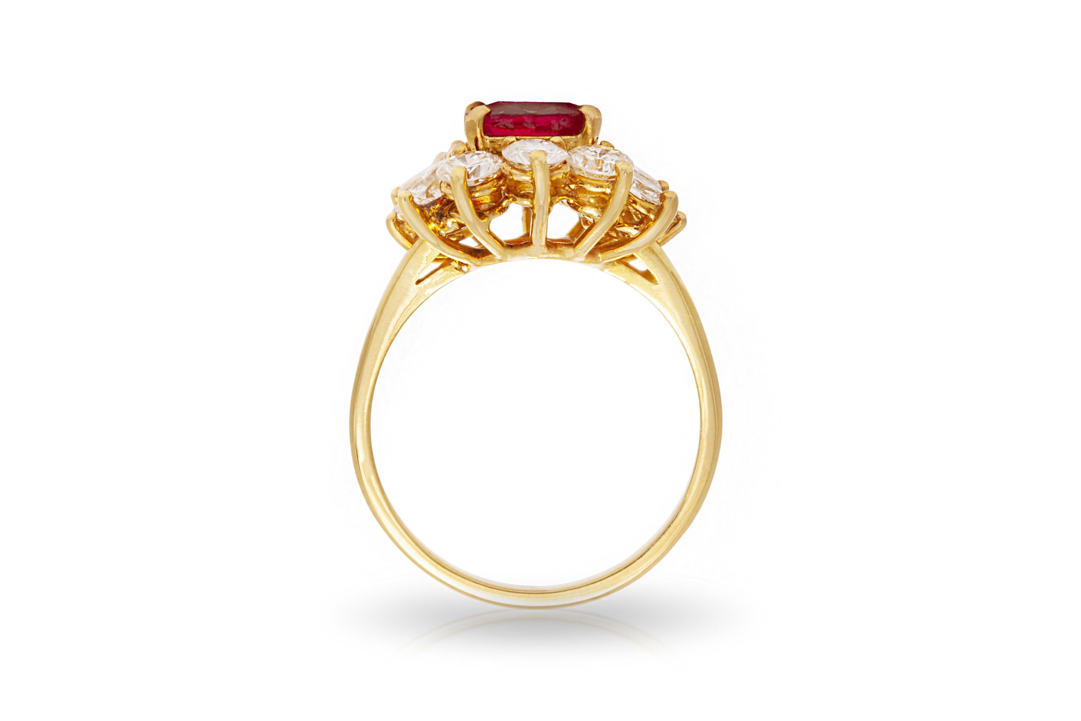 Vintage 1950s 2.28 Carat Oval Cut Burma Ruby and 2.00 Carat Diamonds Flower Ring Bon état - En vente à New York, NY