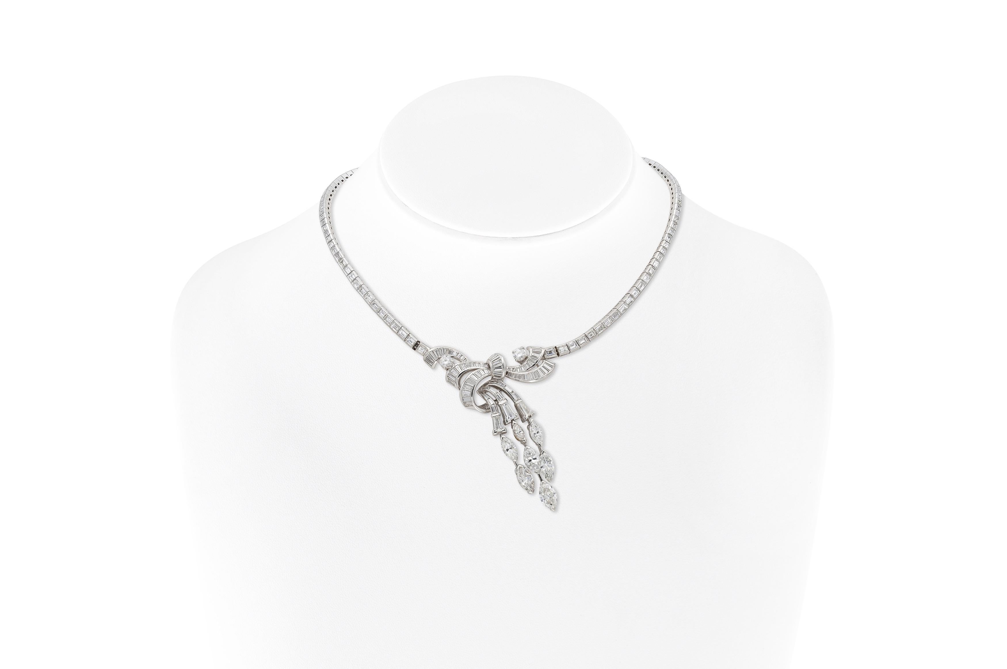 Finemente realizzato in platino con diamanti taglio Marquise, Baguette e Brilliante per un totale di circa 25,00 carati.
Circa anni '50
15 1/4 pollici