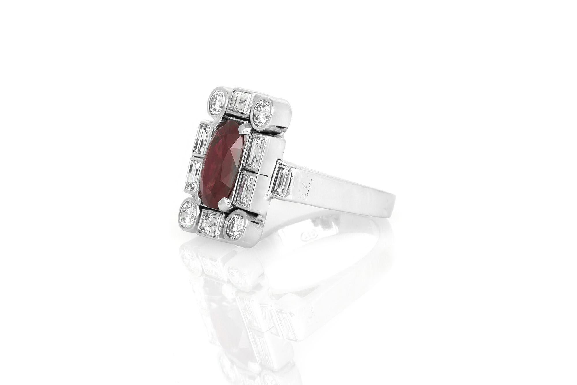 Finement réalisée en or blanc 18 carats avec un rubis de taille ovale pesant environ 3,00 carats et des diamants baguettes et ronds de taille brillant pesant au total environ 2,00 carats. 
Circa 1950s
Taille 7 1/2, redimensionnable