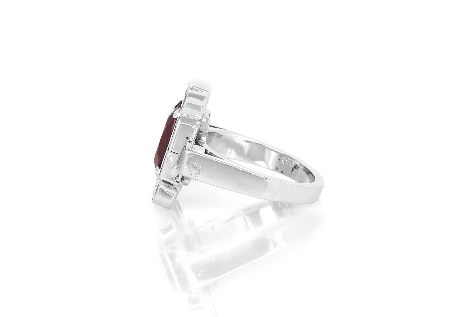 Taille ovale Bague Vintage 1950s 3.00 Carat Rubis Ovale & 2.00 Carat Diamants en vente
