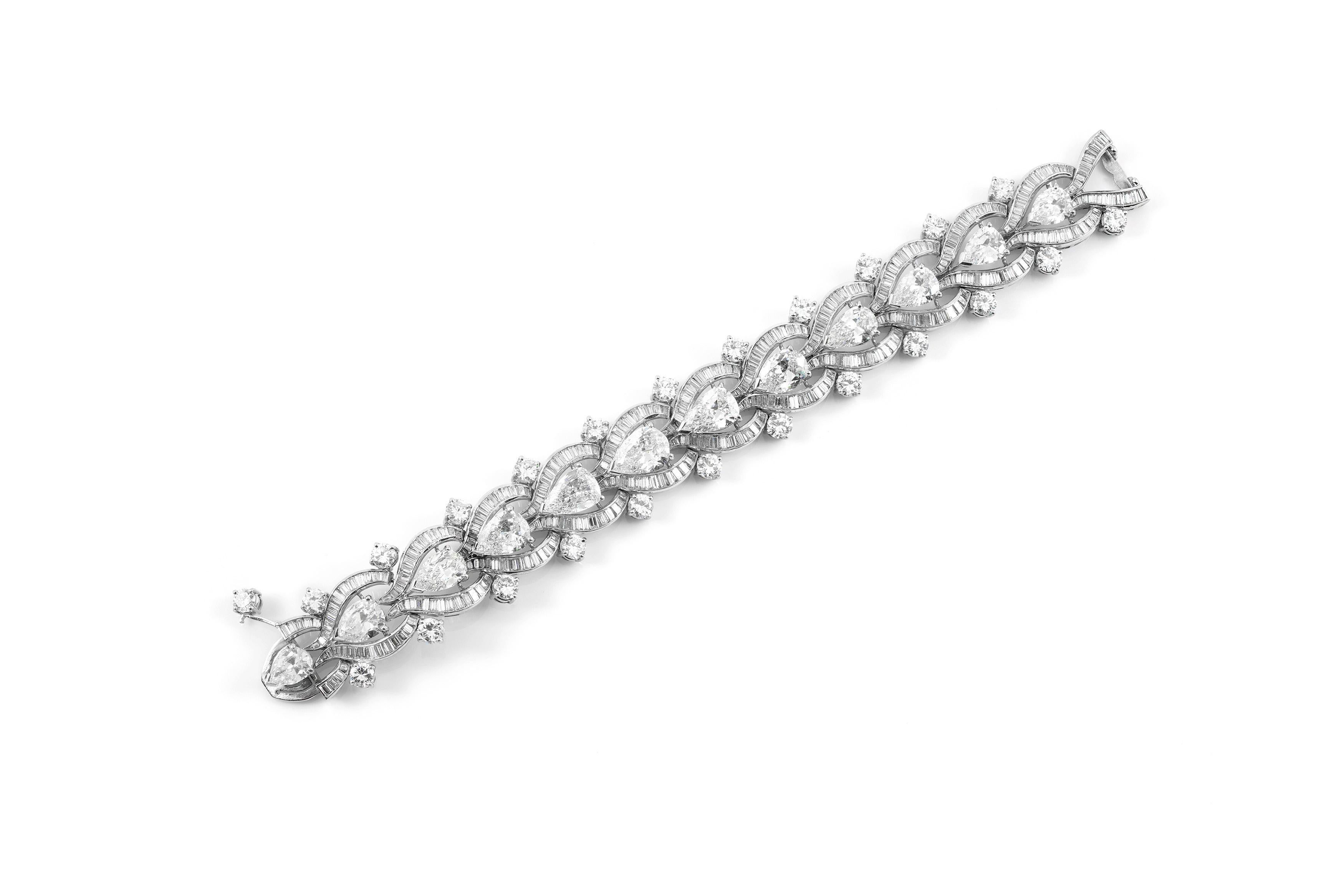 Finement réalisé en platine avec 12 diamants en forme de poire pesant au total environ 18,00 carats, des diamants de taille baguette pesant au total environ 10,00 carats, et 24 diamants ronds de taille brillante pesant au total environ 8,00