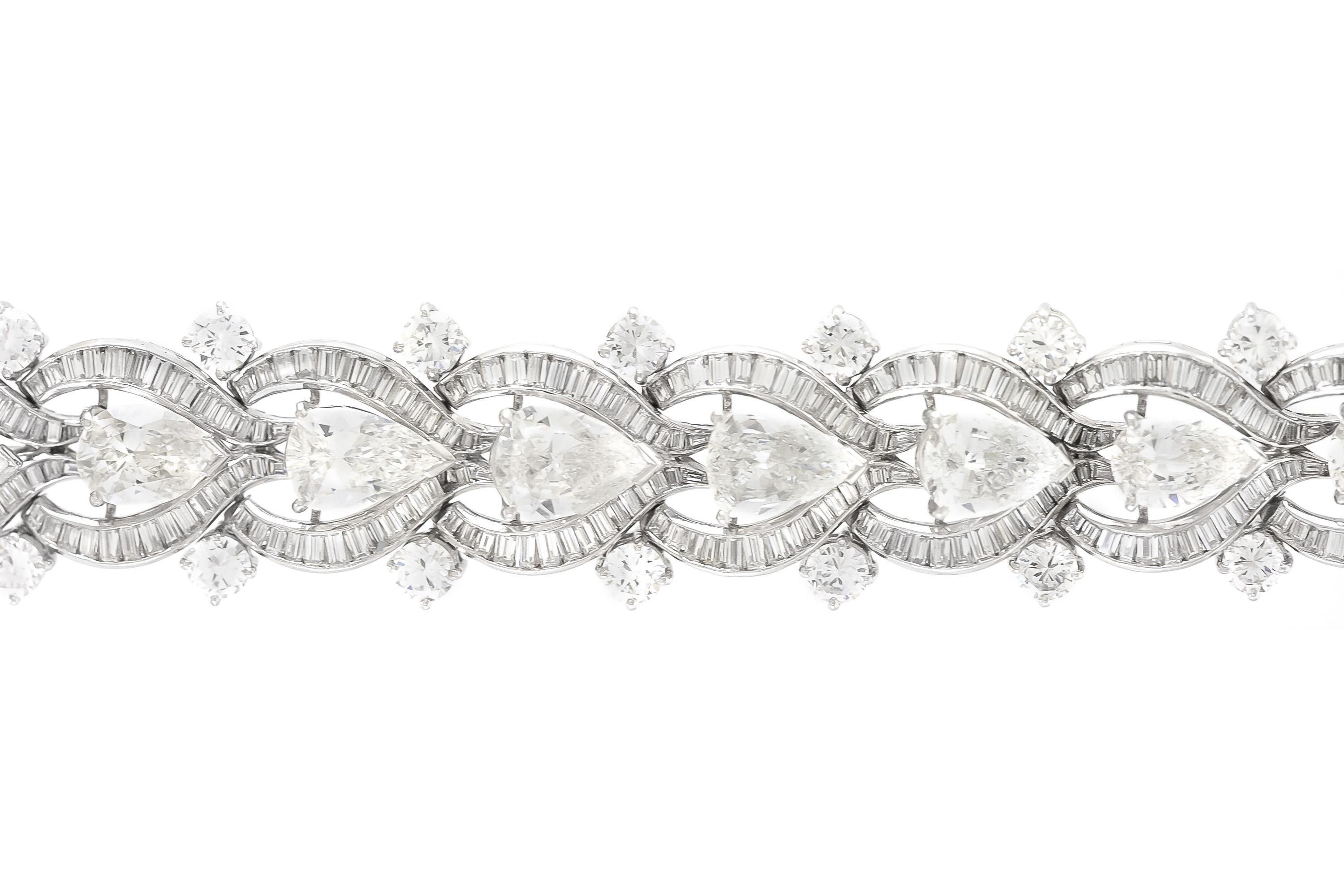Taille poire Vintage 1950s 30.00 Carat Pear, Round & Baguette Cut Diamond Bracelet en vente