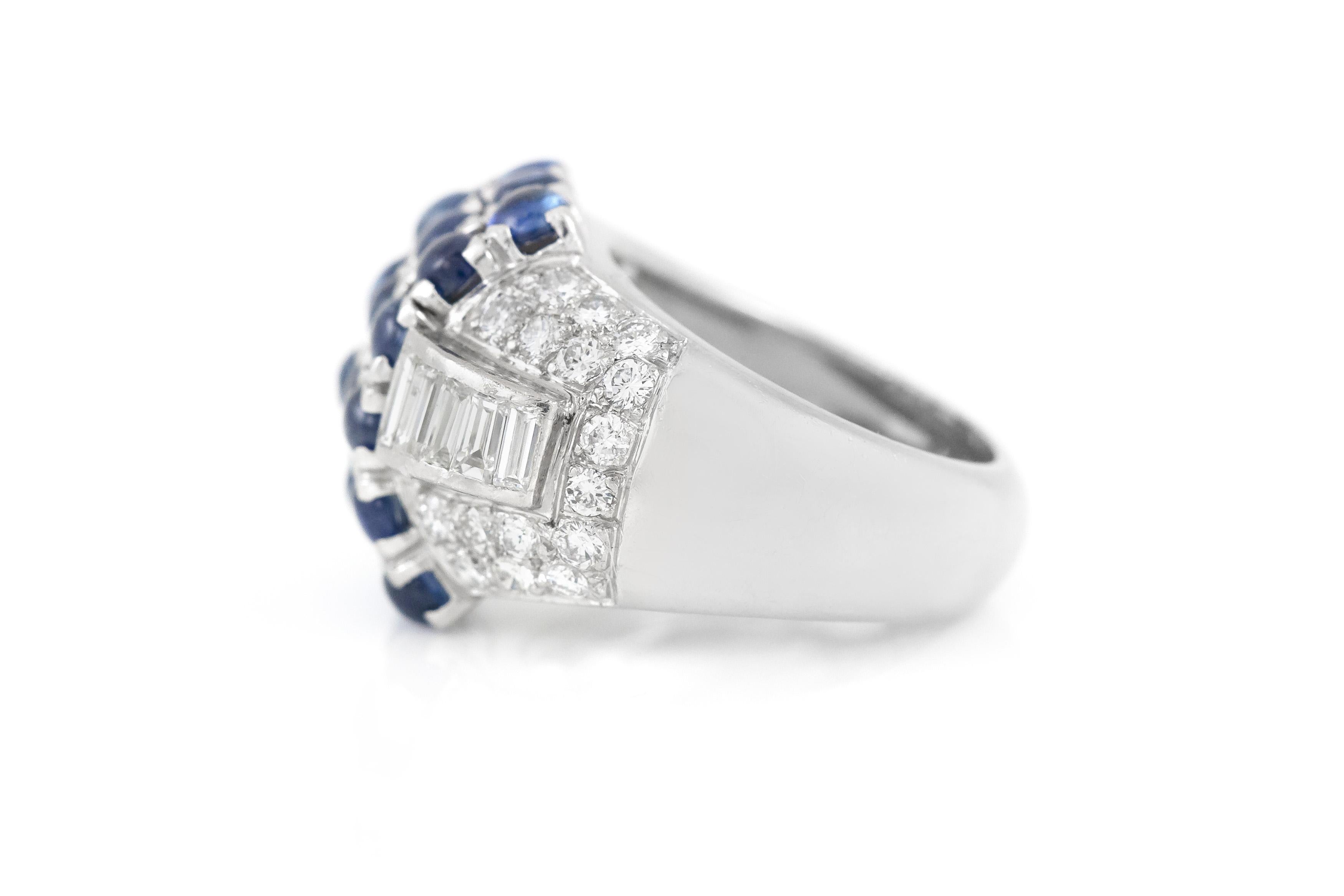 Finement réalisée en platine avec des saphirs cabochons pesant au total environ 3,50 carats et des diamants ronds de taille brillante et baguette pesant au total environ 2,50 carats.
Circa 1950s
Taille 6, redimensionnable