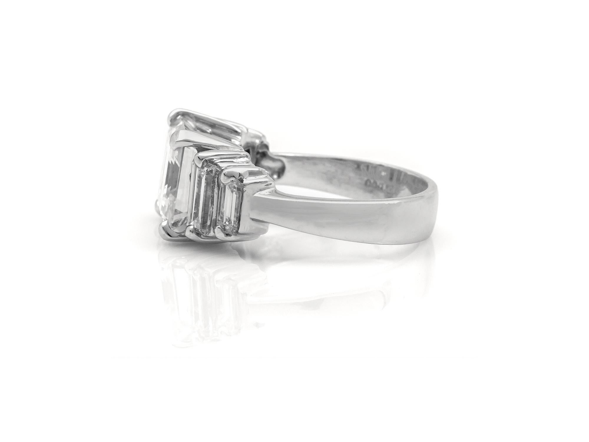 Verlobungsring, Vintage 1950er Jahre, 3,75 Karat Diamant im Smaragdschliff im Zustand „Gut“ im Angebot in New York, NY