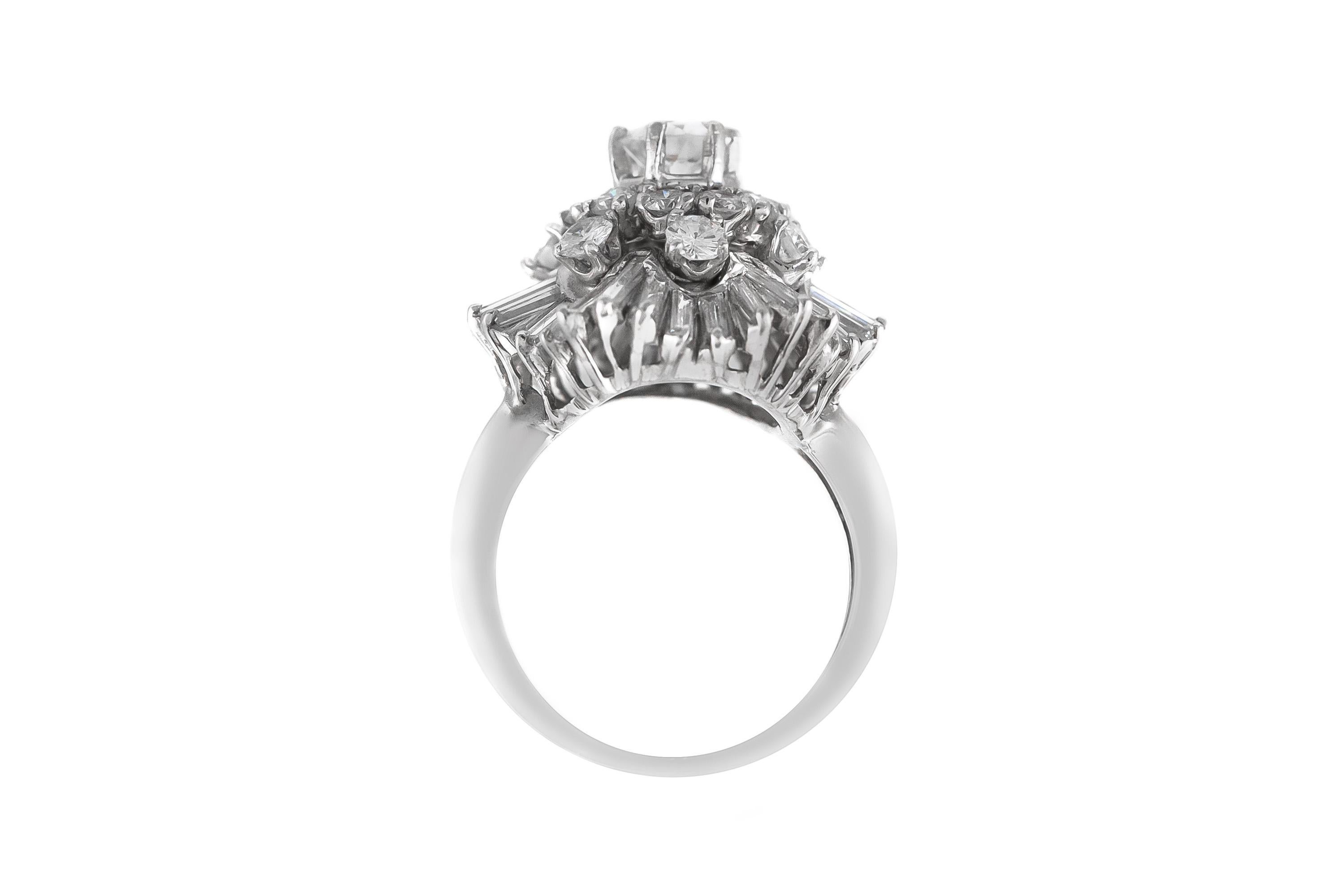 Finement réalisée en platine avec un diamant central de taille ronde et brillante pesant environ 0,60 carat, ainsi que des diamants plus petits de taille ronde et brillante et de taille baguette pesant environ 3,20 carats.
Circa 1950s
Taille 6 1/2,