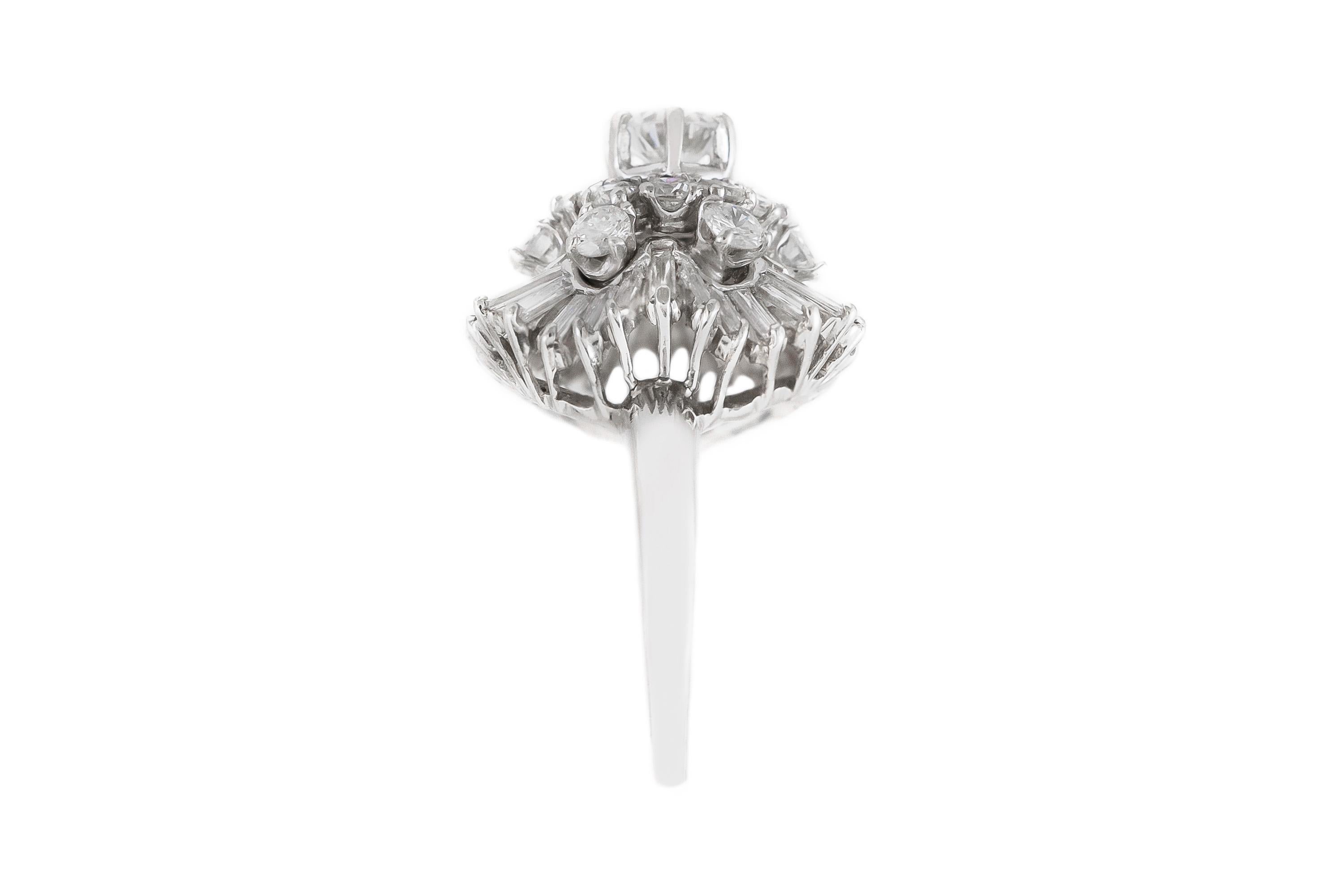 Taille ronde Vintage 1950s 3.80 Carat Diamond Flower Ring en vente