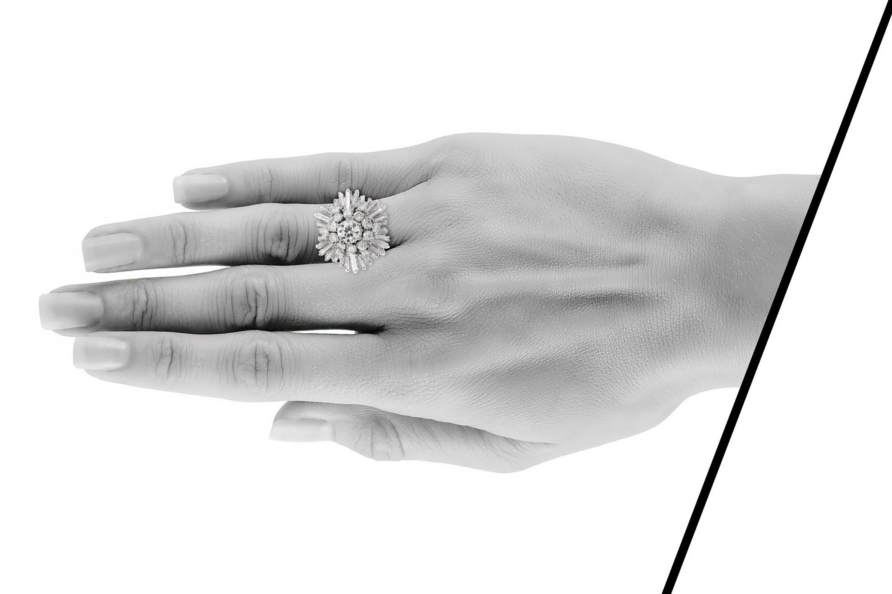 Vintage 1950s 3.80 Carat Diamond Flower Ring Bon état - En vente à New York, NY